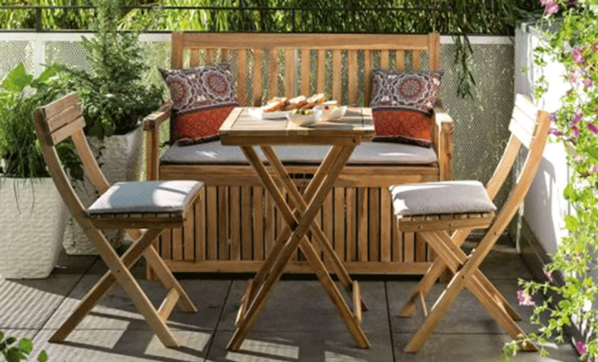 Kleine Sitzgruppe in Holzoptik auf dem Balkon