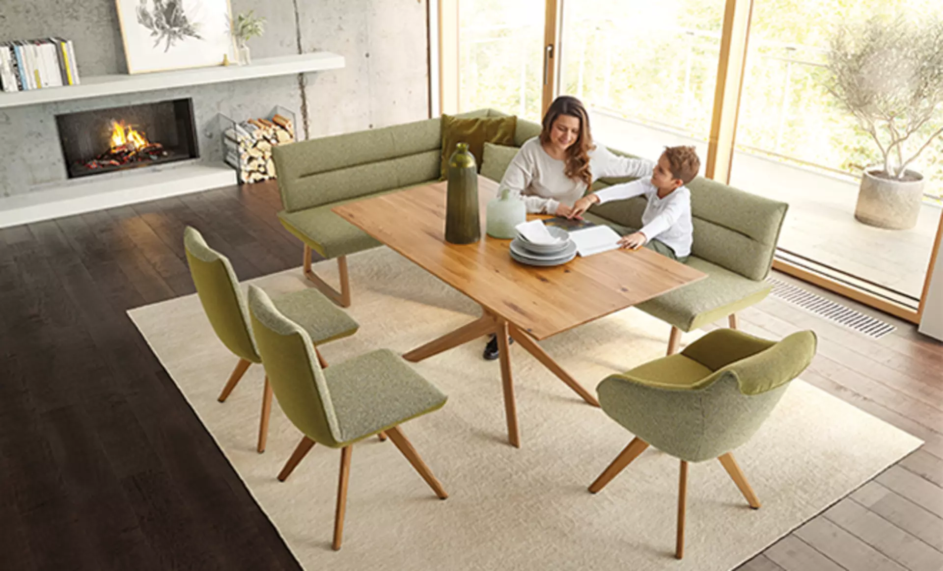 Moderne Esstischgruppe mit beige Essbank