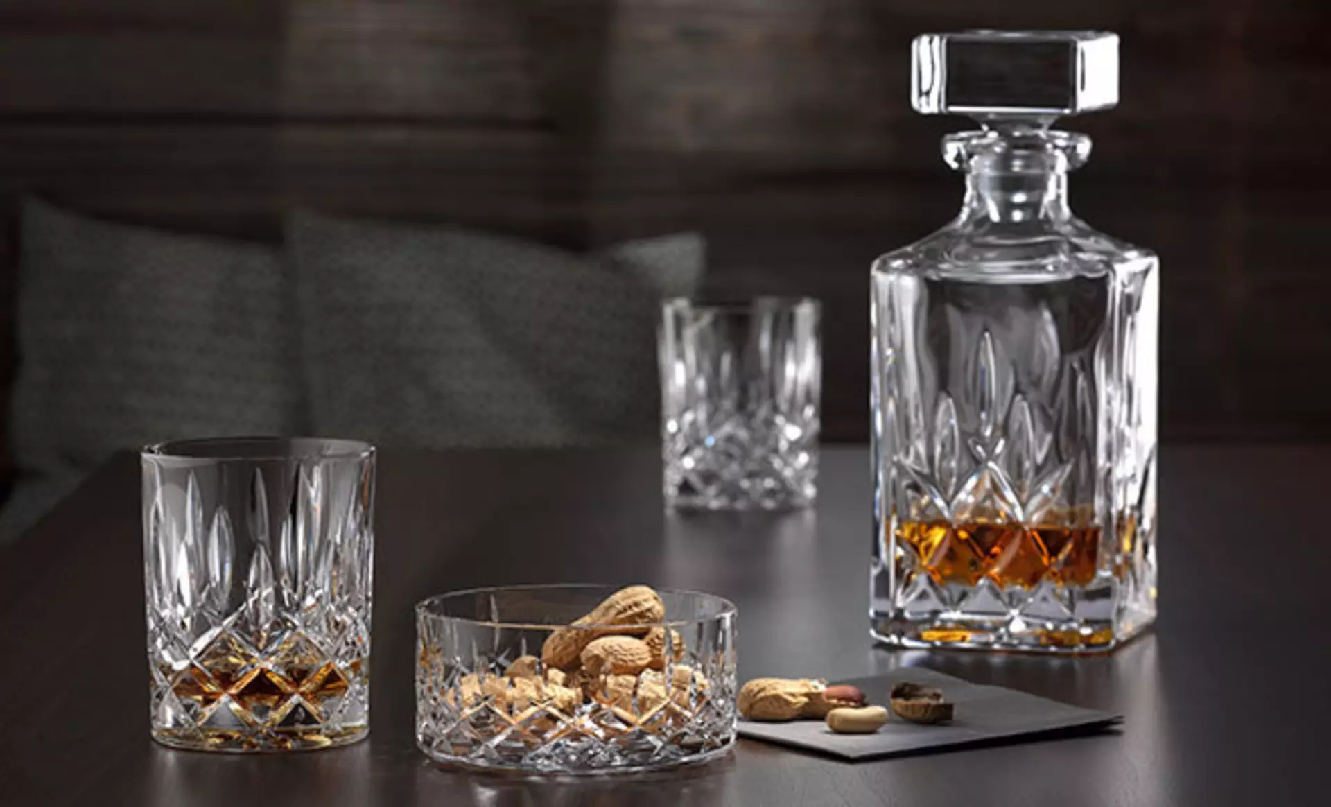 Ein Nachtmann Whiskey-Set mit einer Schale voller Erdnüssen