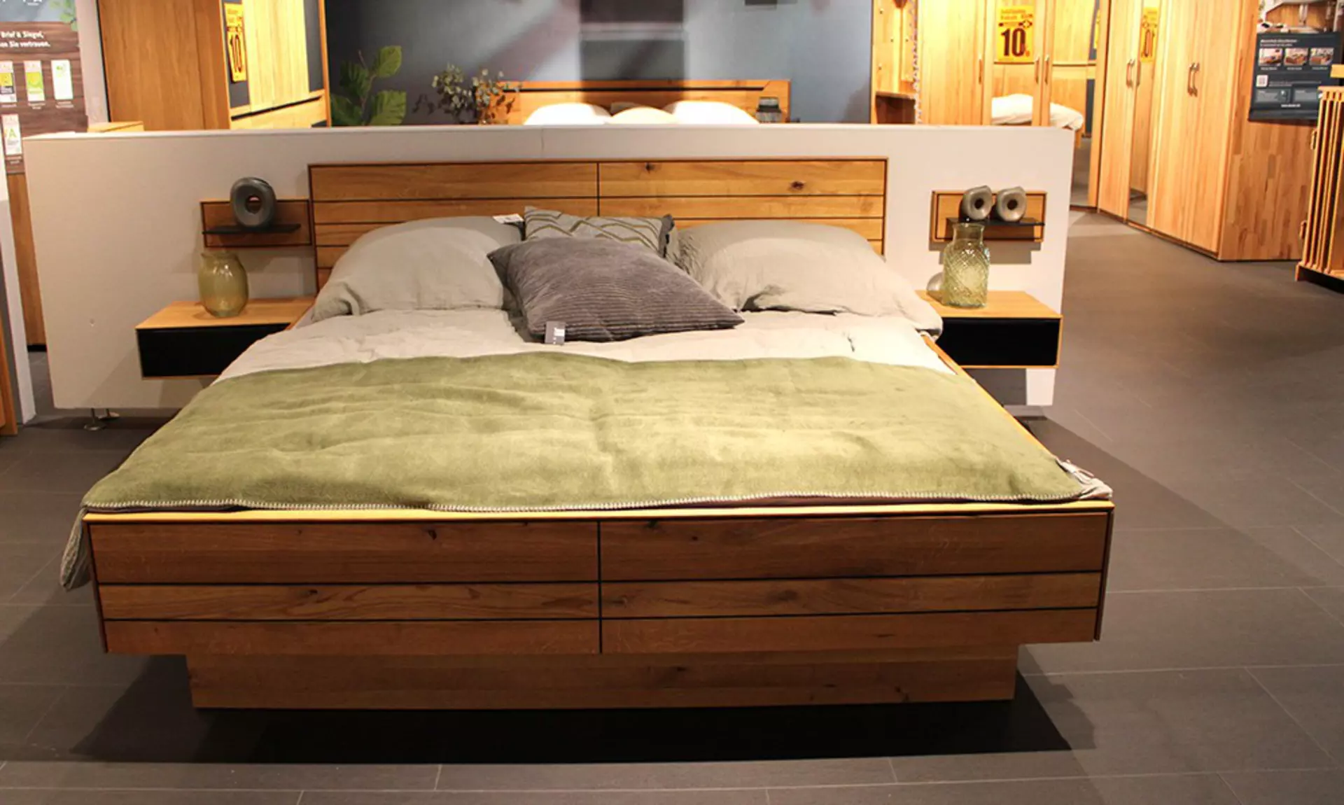 Frontansicht eines Bettes aus Holz