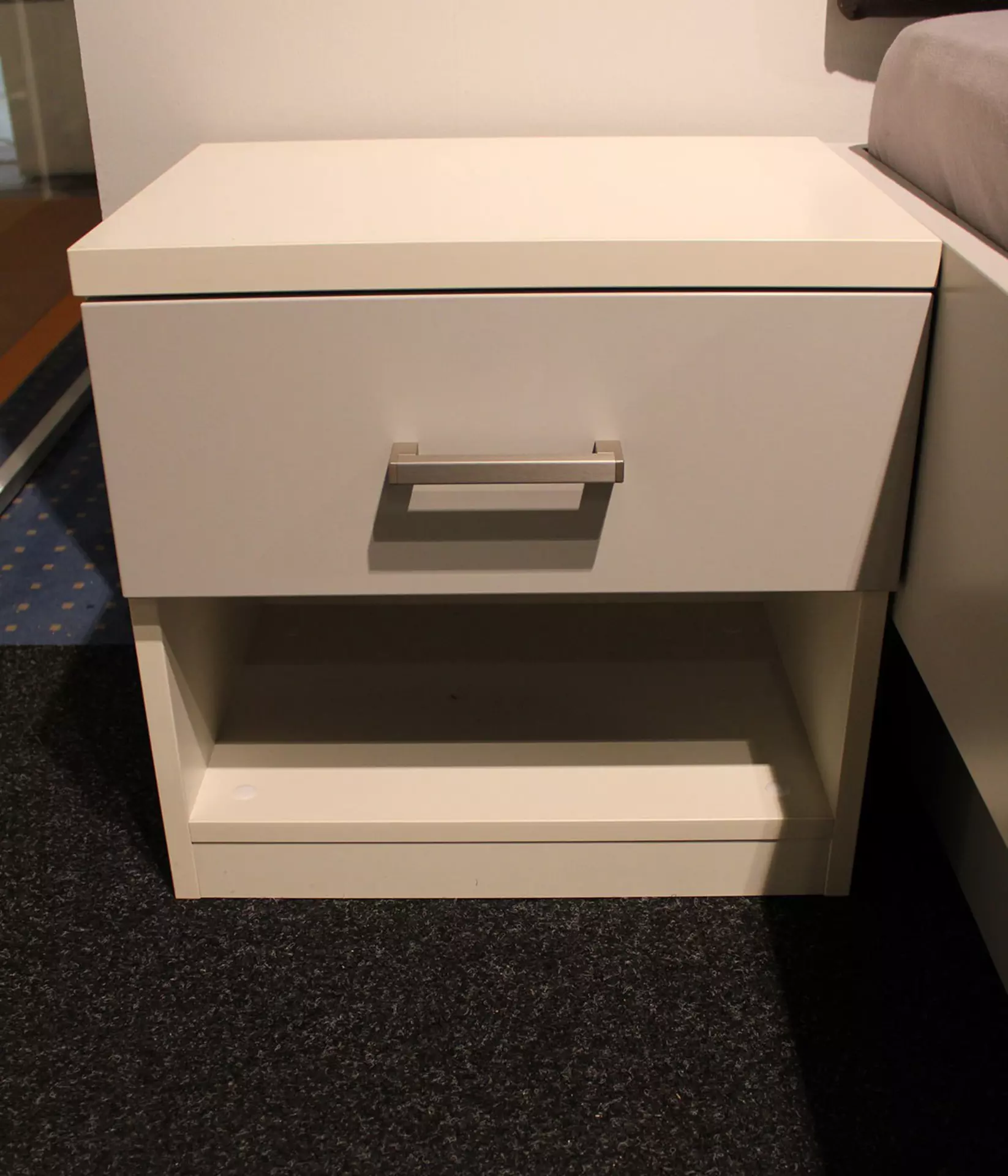 Ausstellungsstück Schubkastenschrank von Schlüter in der Farbe Holz weiß