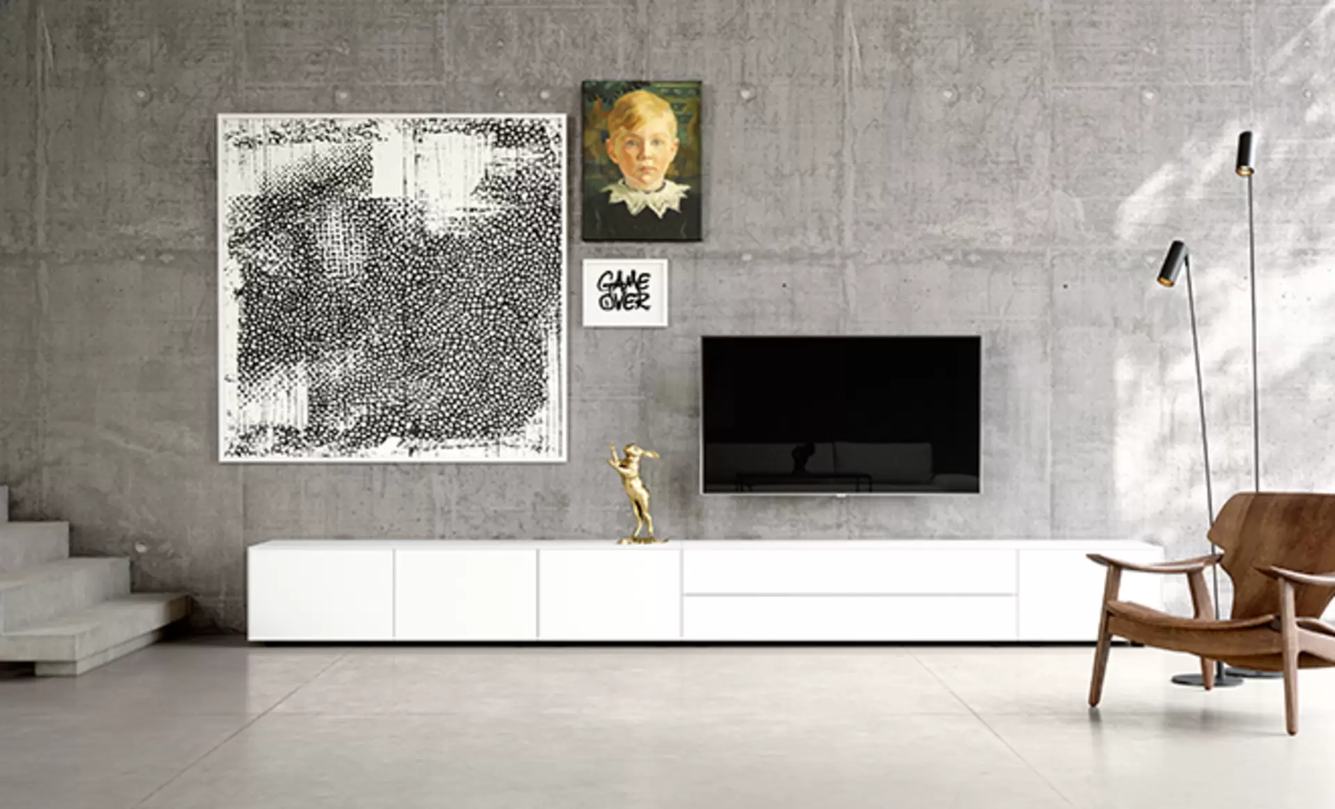 Ein weißes TV Lowboard aus der Soma-Kollektion von Kettnaker in einem offenen Wohnzimmer mit Gemälden an der Wand