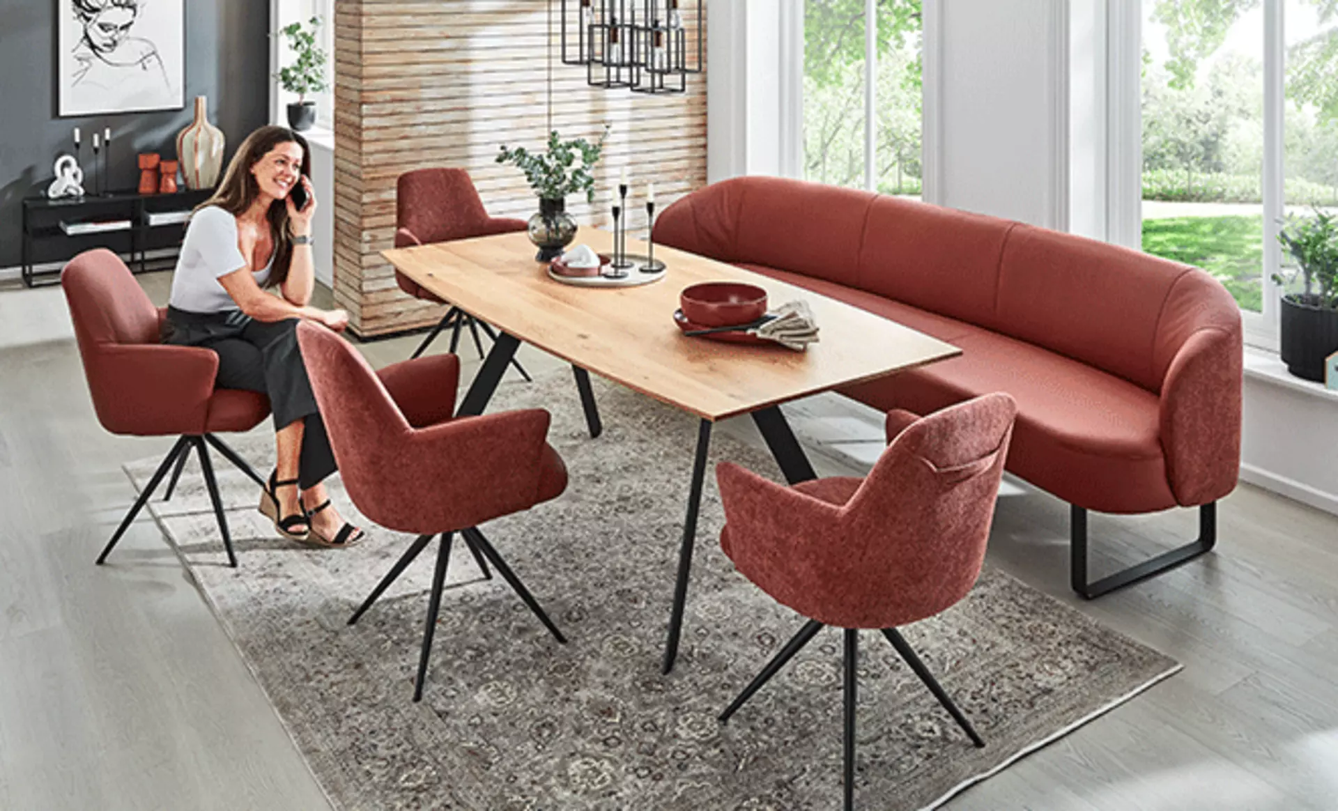 Essbereich mit roten Sitzmöbeln