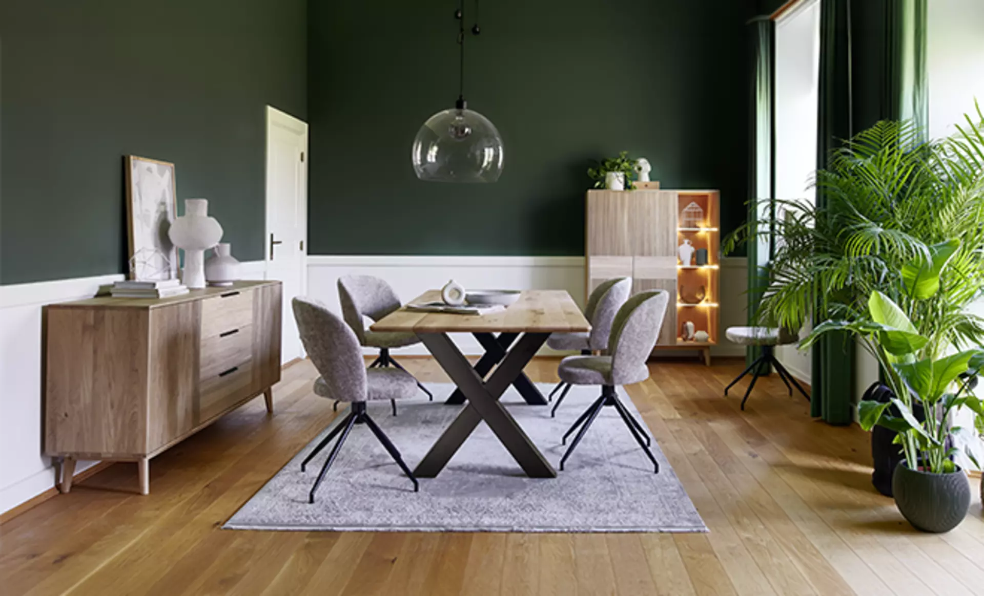 Ein Esszimmer mit vielen Pflanzen. Der Bodahl Miami Esszimmertisch mit seinen zugehörigen Bristol Stühlen stehen mittig auf einem hochfloorteppich