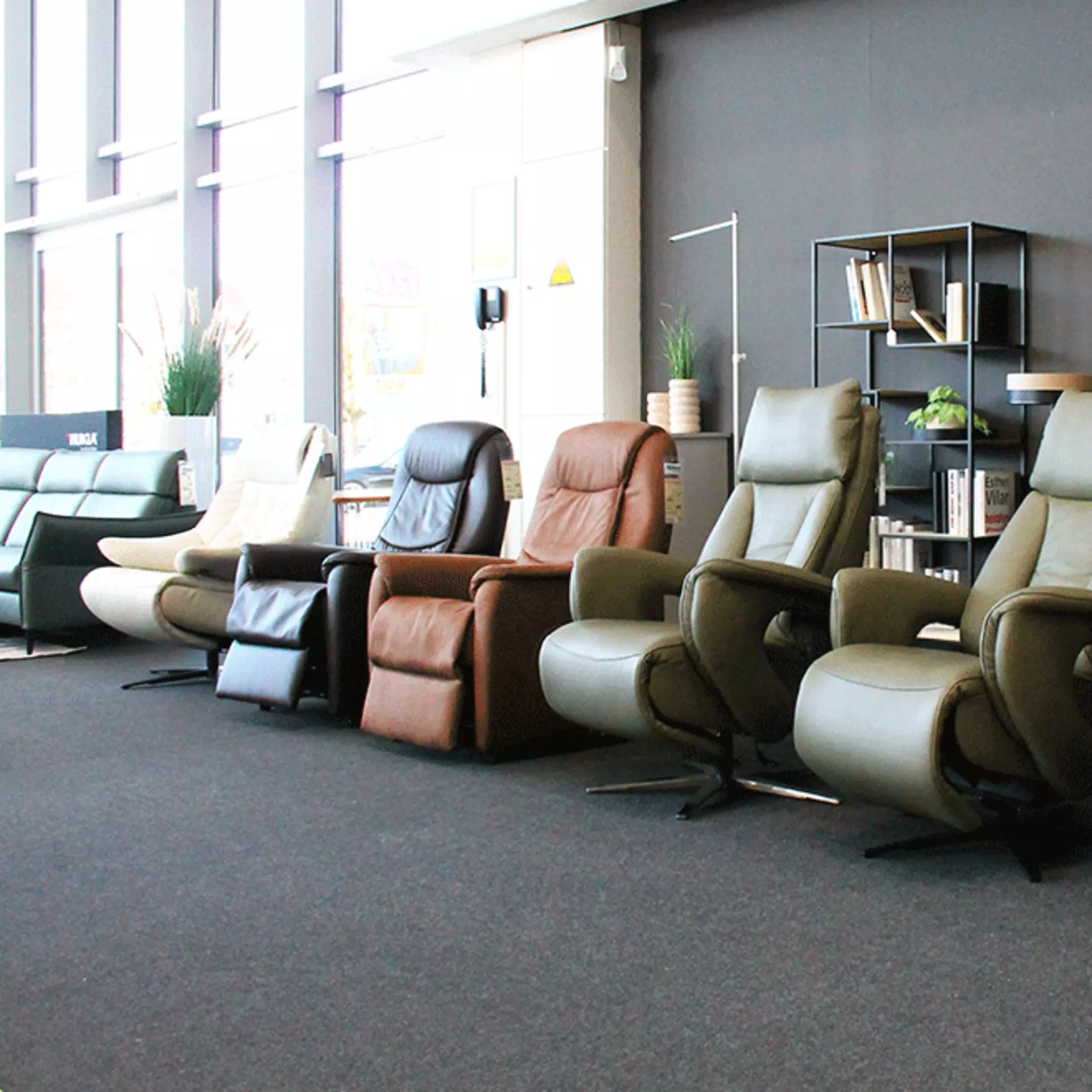 Verschiedene Relaxsessel in der Hukla-Sonderausstellung bei Inhofer