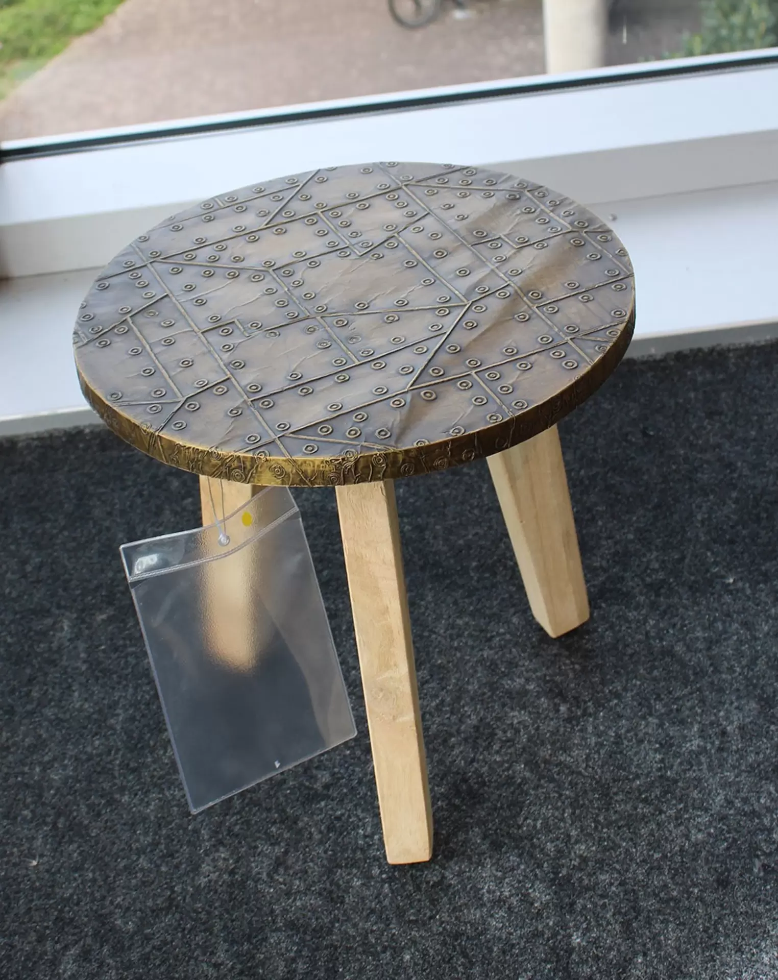 kleiner Beistelltisch mit metalloptik und Holzbeine