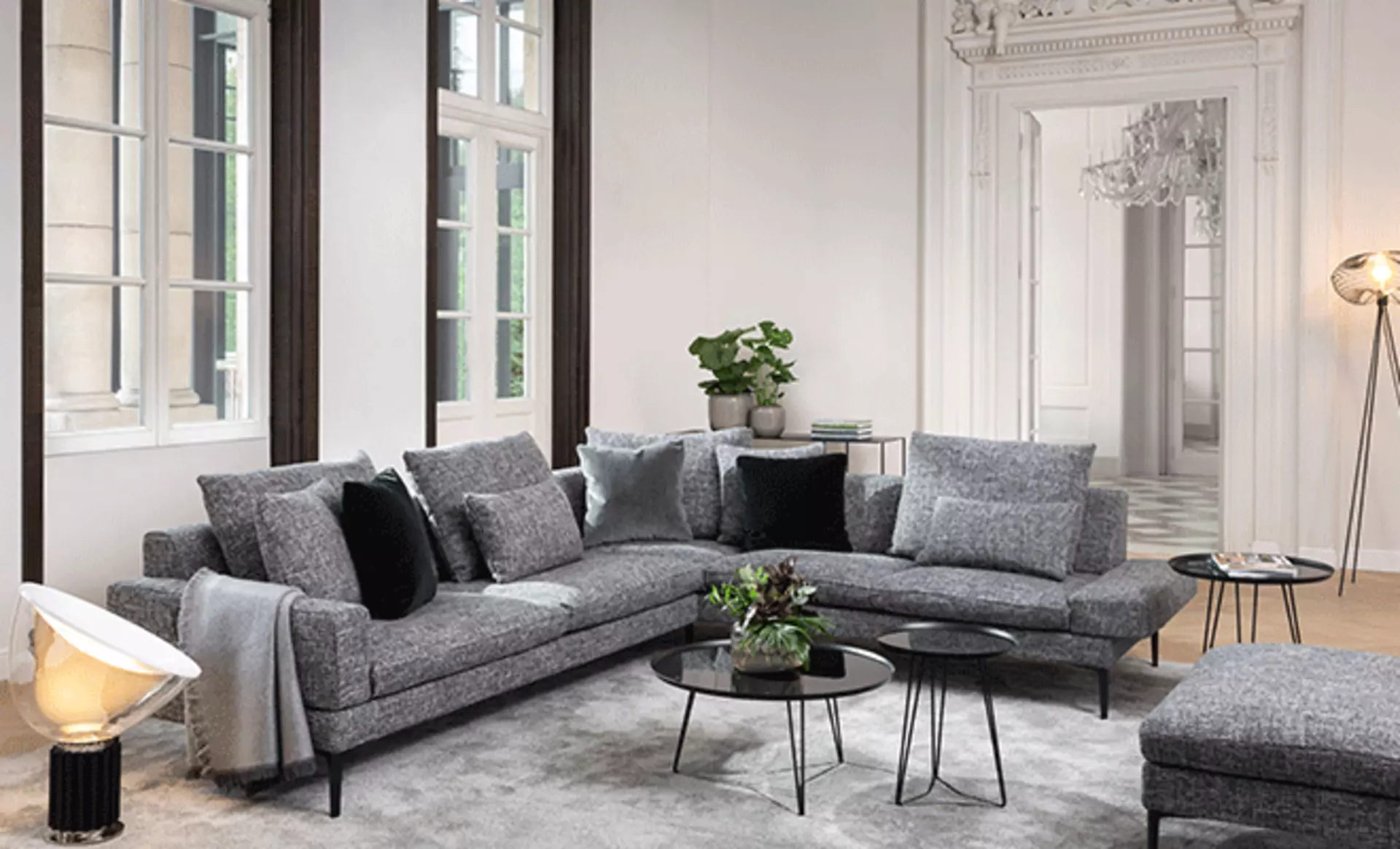 Ecksofa aus grauem Stoff 