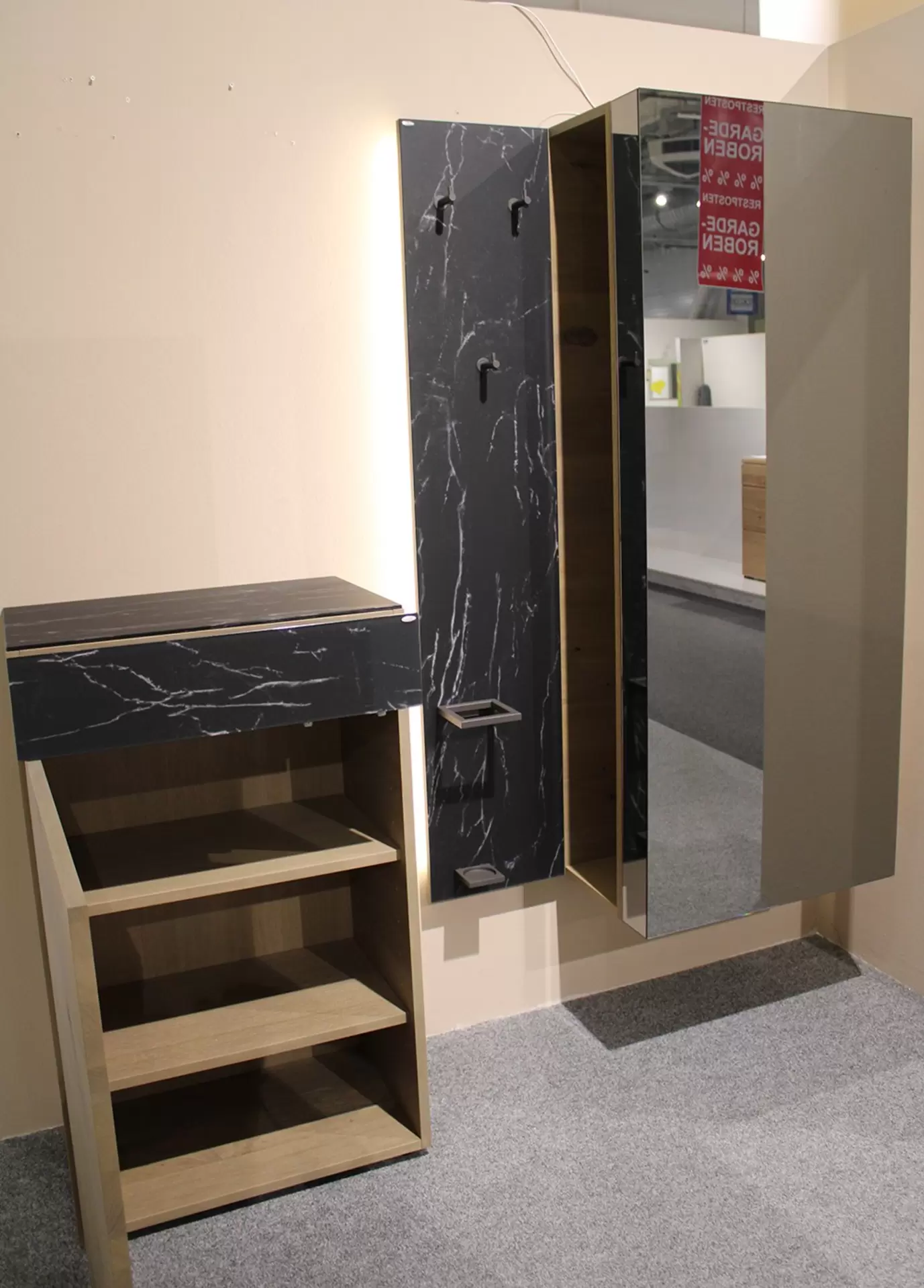 Garderobe VTEKTURA von Voglauer mit großem Spiegel und geöffneter Tür