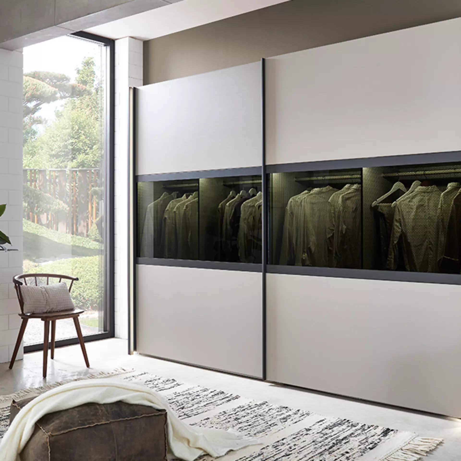 KLeiderschrank mit Drehtüren und Sichtglas von Wiemann