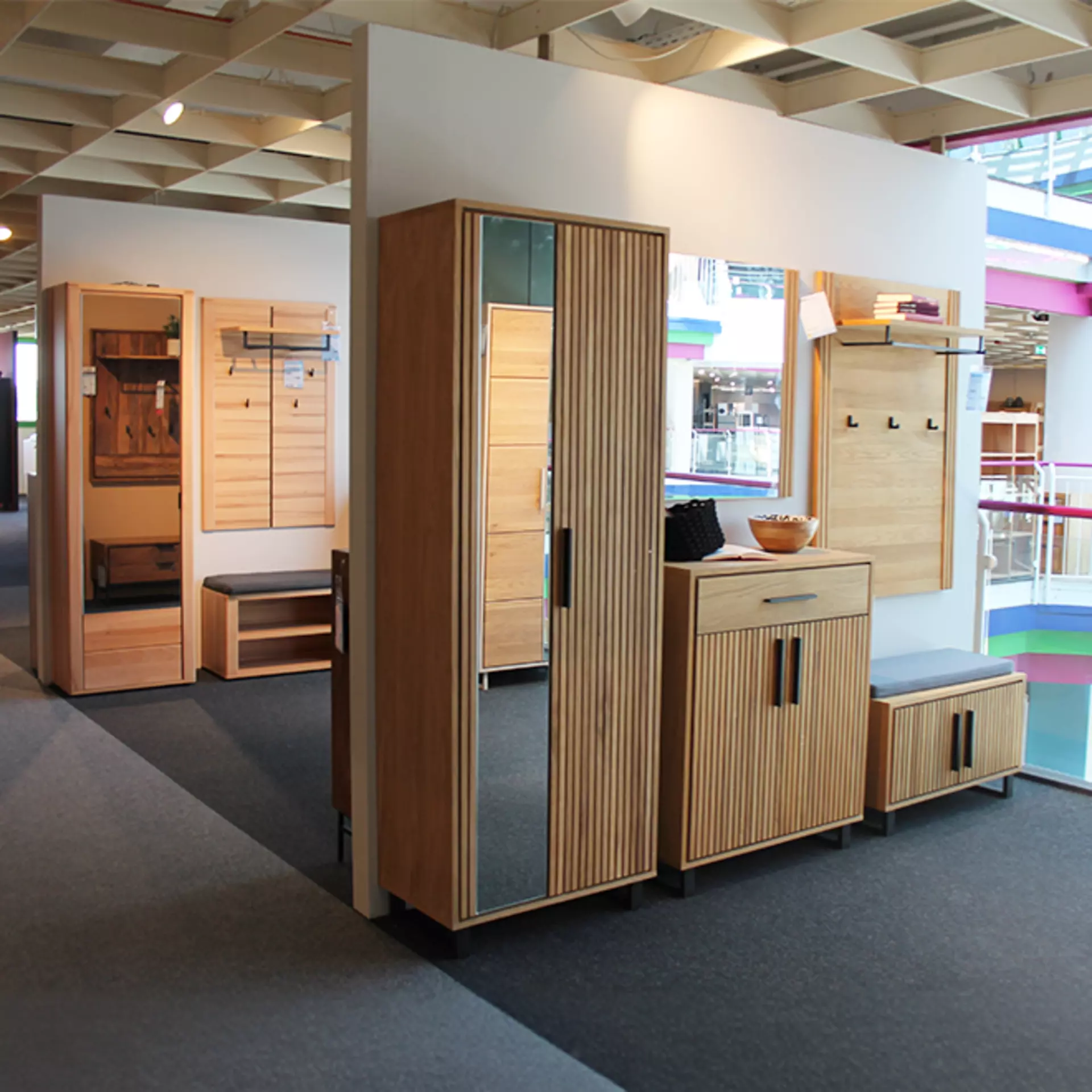 Garderobe in Holzoptik mit Schrank und Schuhbank