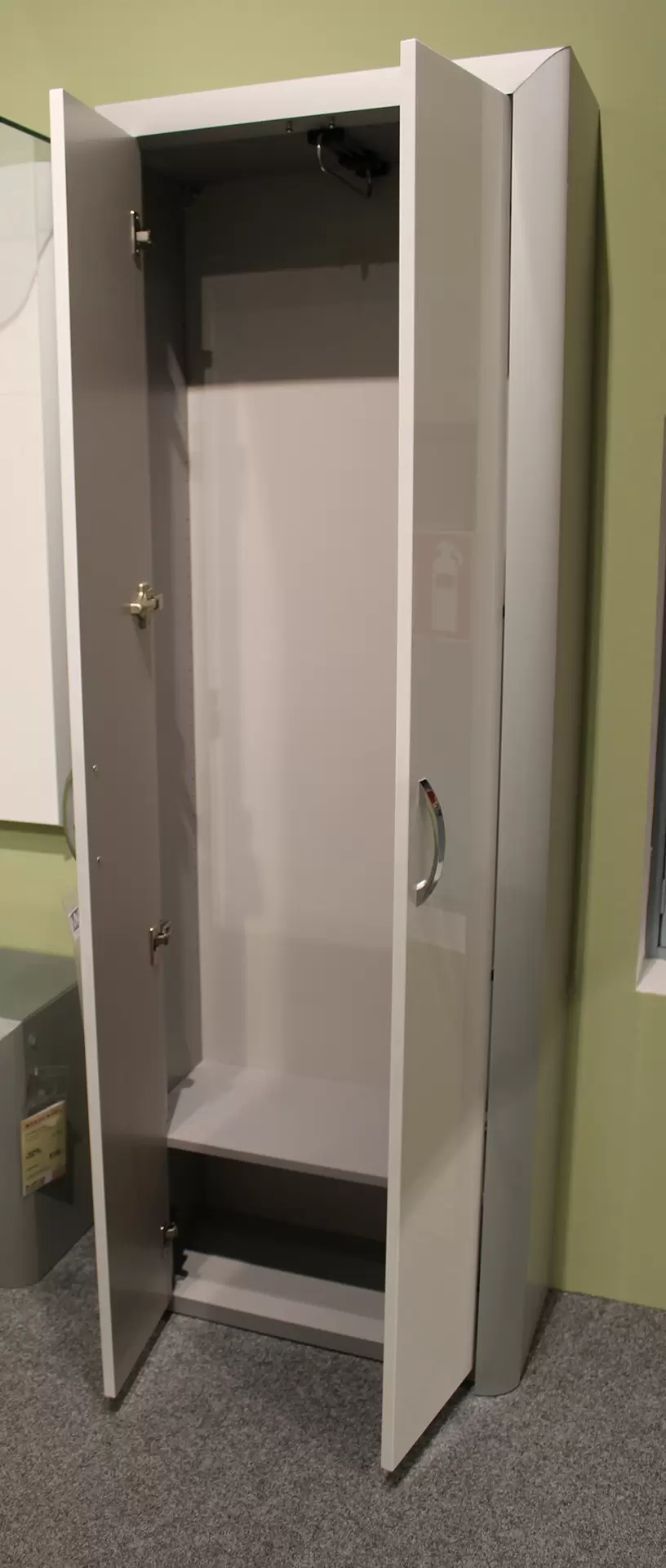 Der Schrank ENTRY MONDO von Arredikit in weiß mit geöffneten Türen