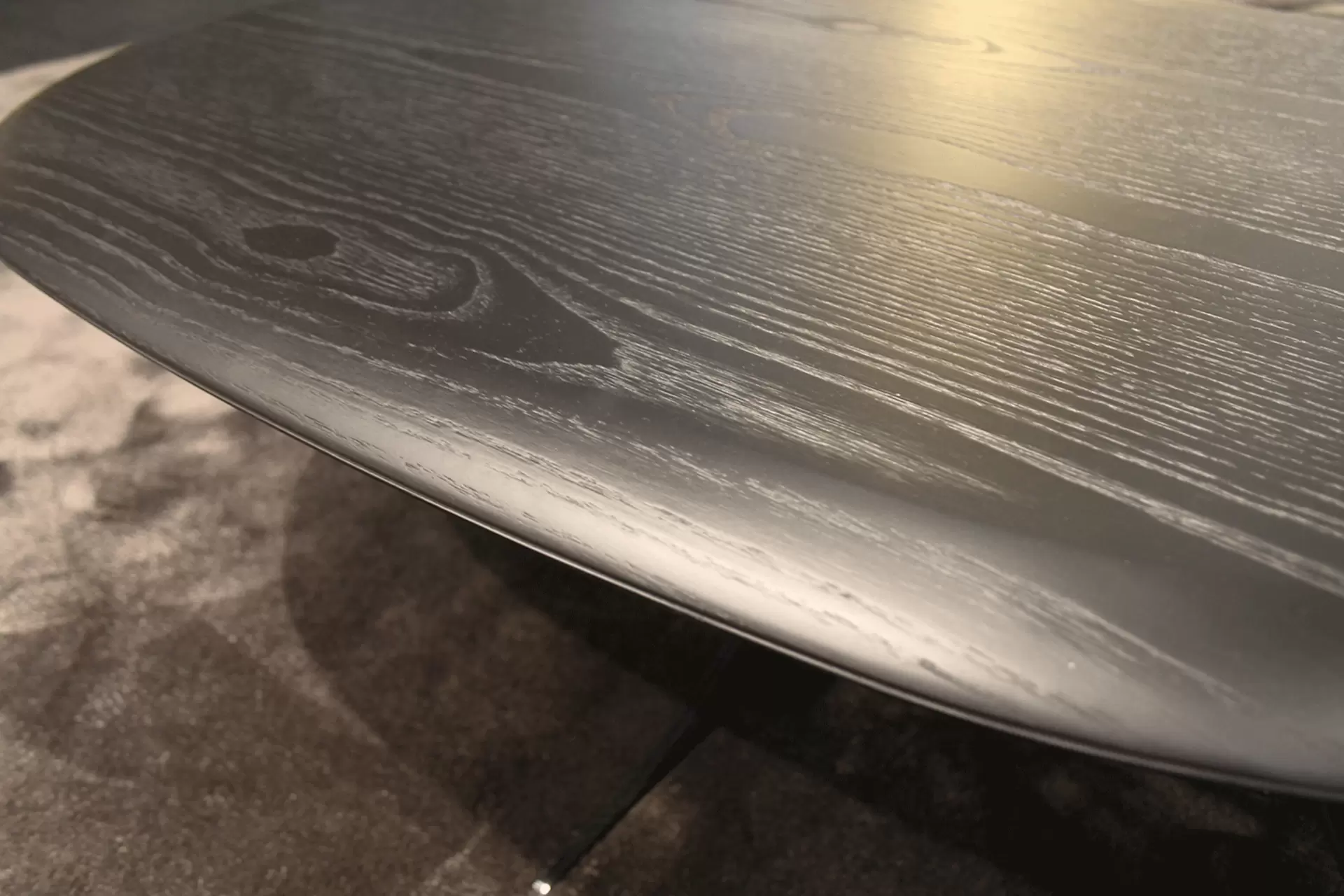Die Tischplatte des Anisch Wood aus Esche in der Detailansicht
