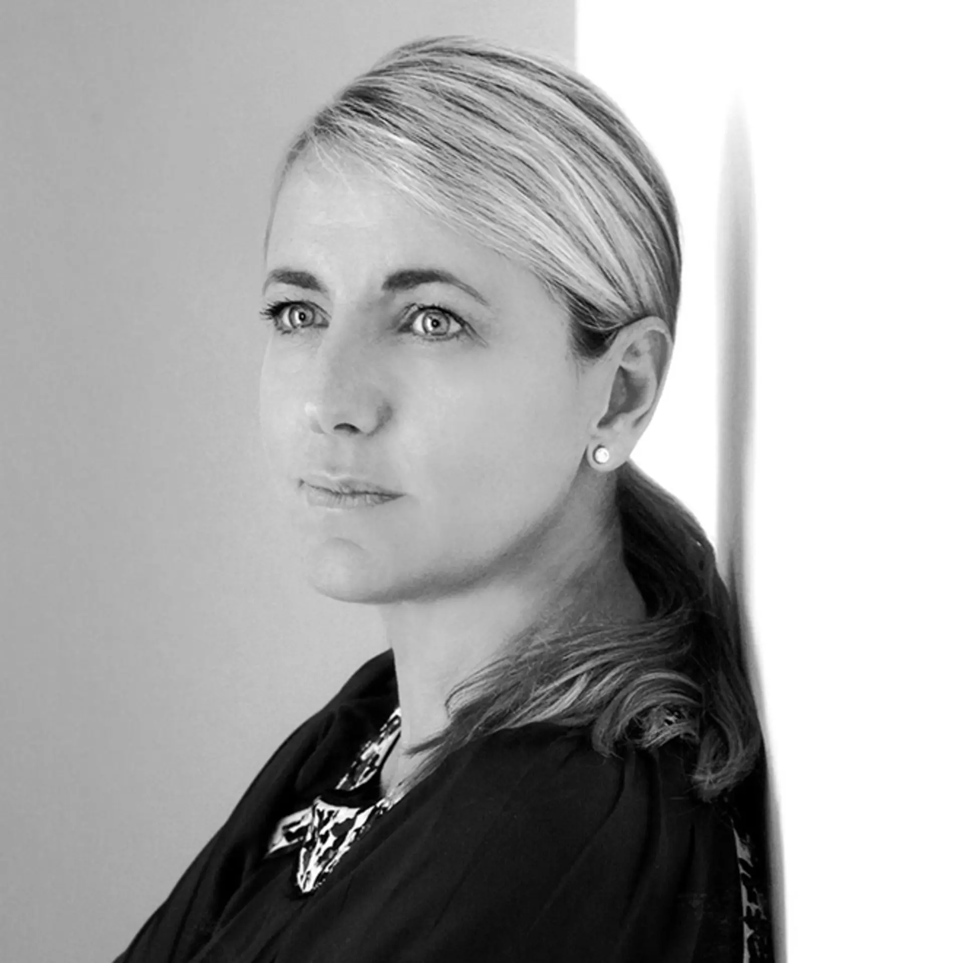 Potraitbild in schwarz-weiß der Designerin Patricia Urquiola