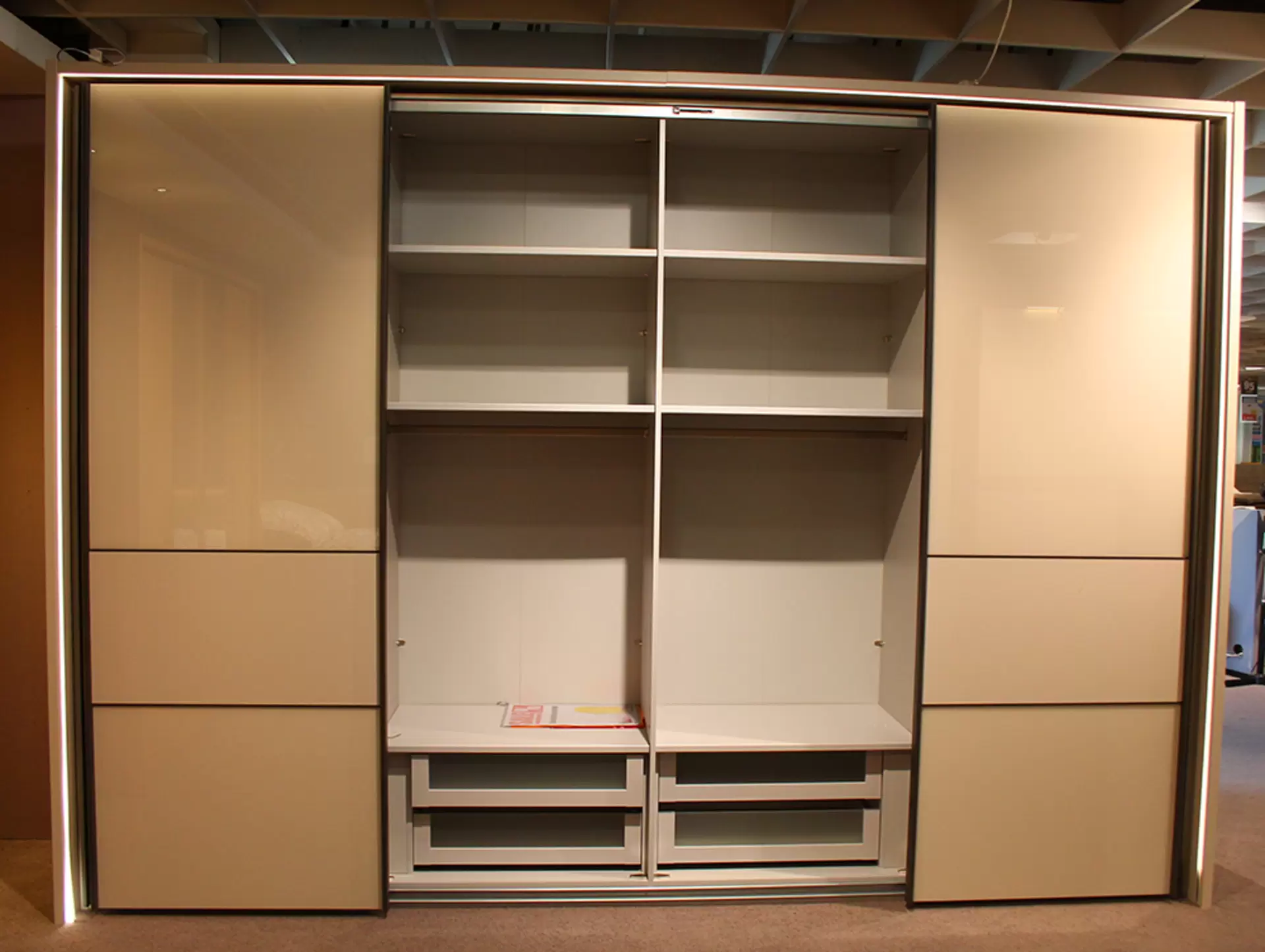 Der Schwebetürenschrank MONDO CLIVO 3000 von Wiemann