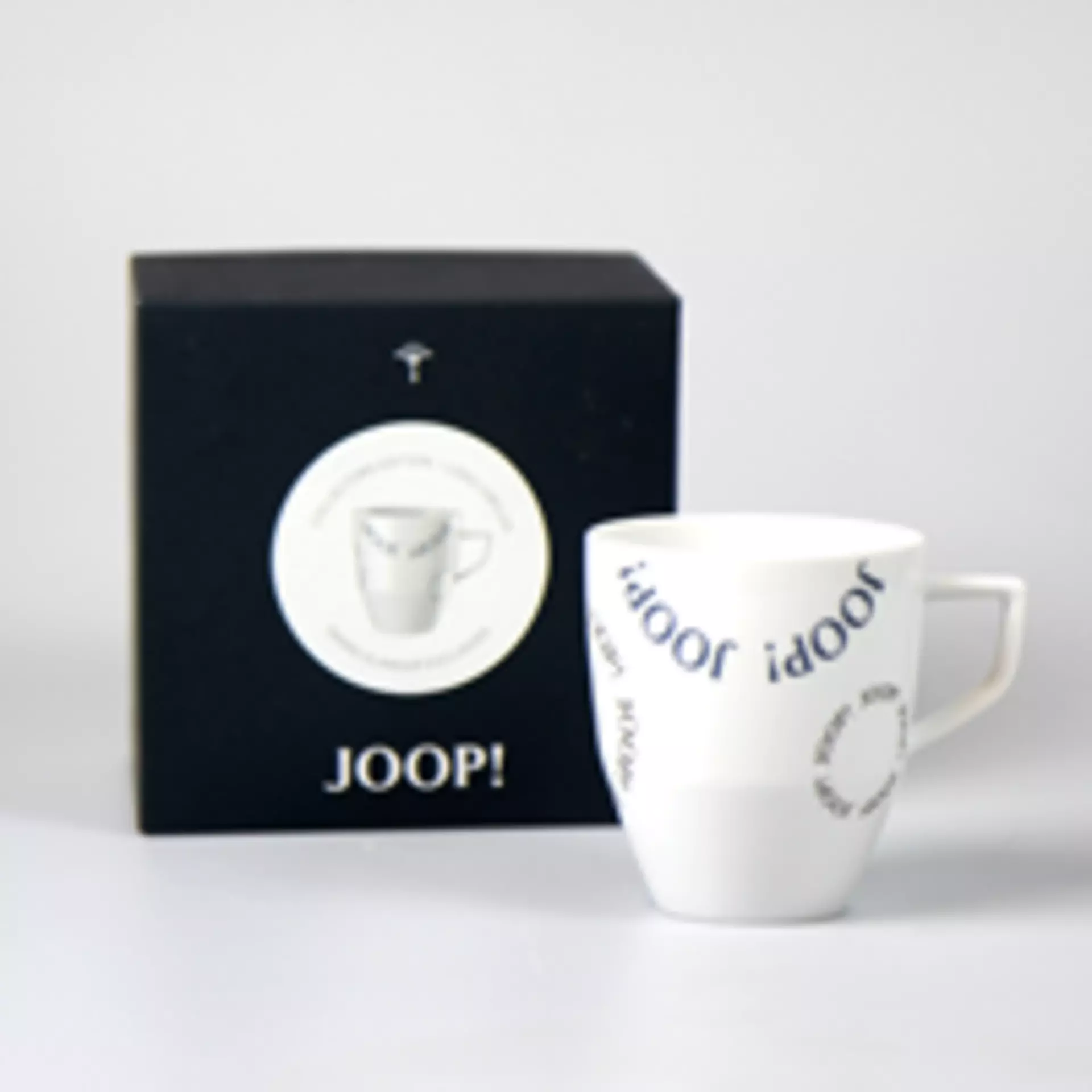 Ein Bild einer Tasse mit dem Aufdruck JOOP!