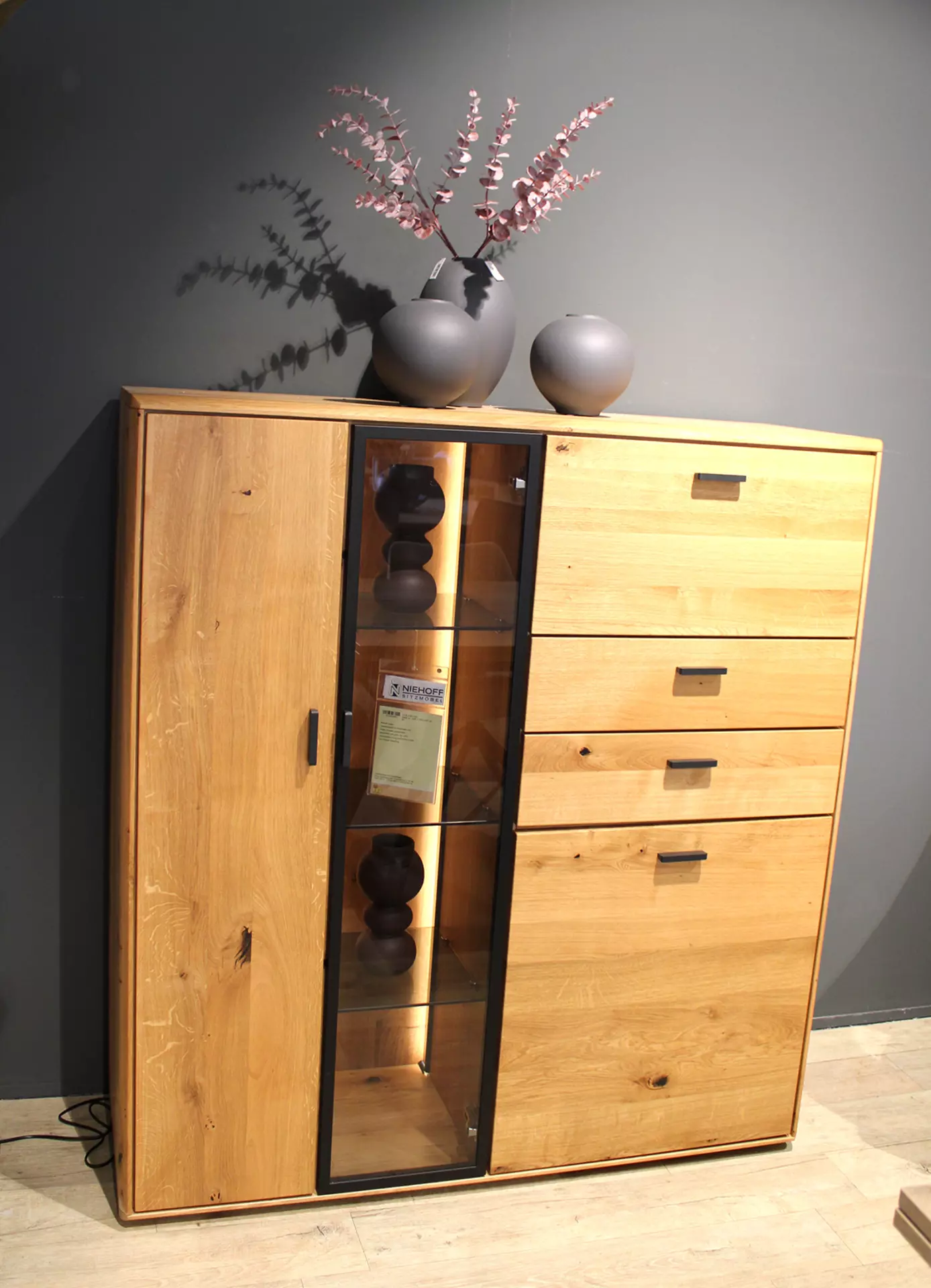 Highboard heimische Eiche massiv mit Windrissen und Ästen geschlossen
