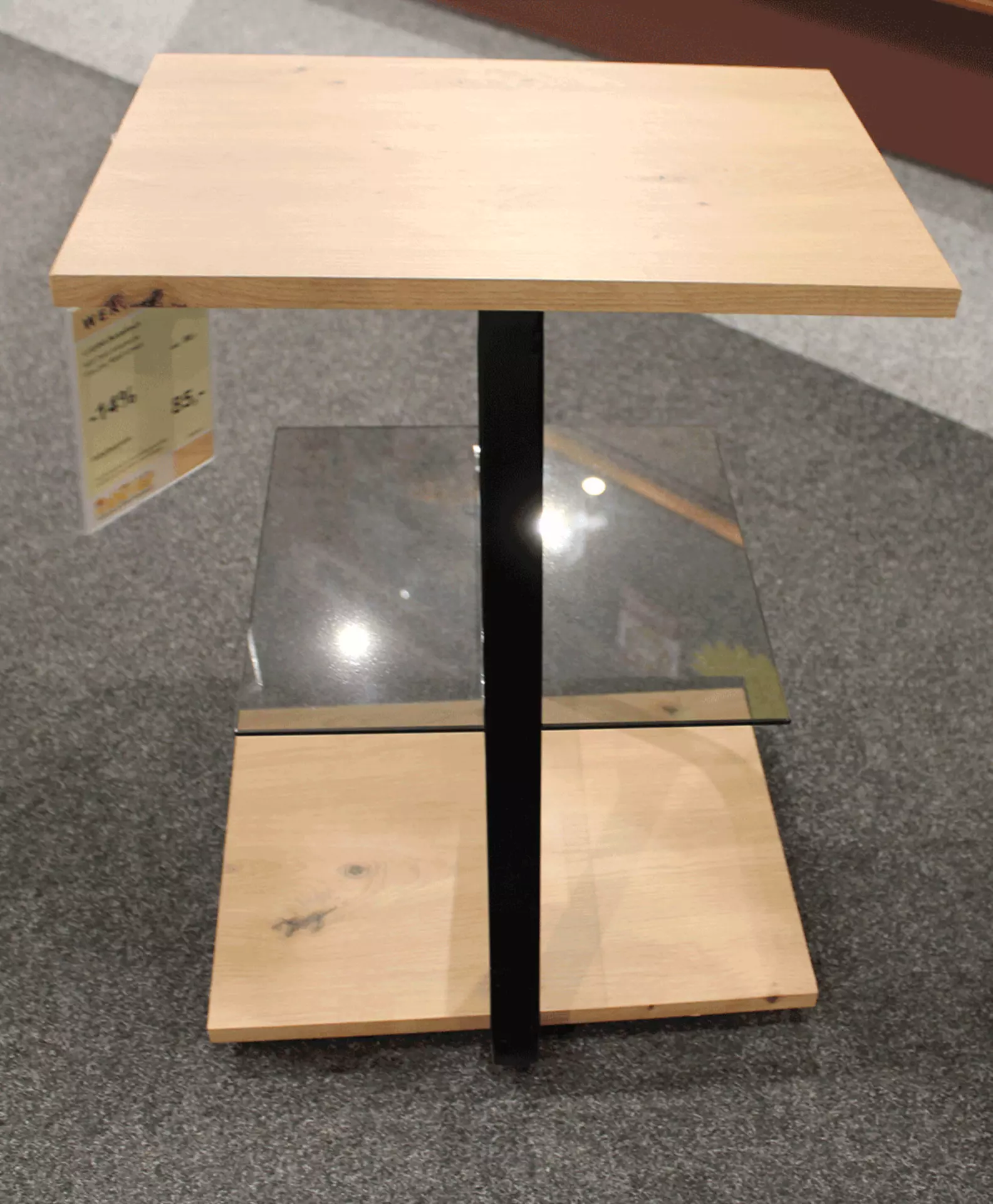 Beistelltisch aus Holz mit Glas ablage