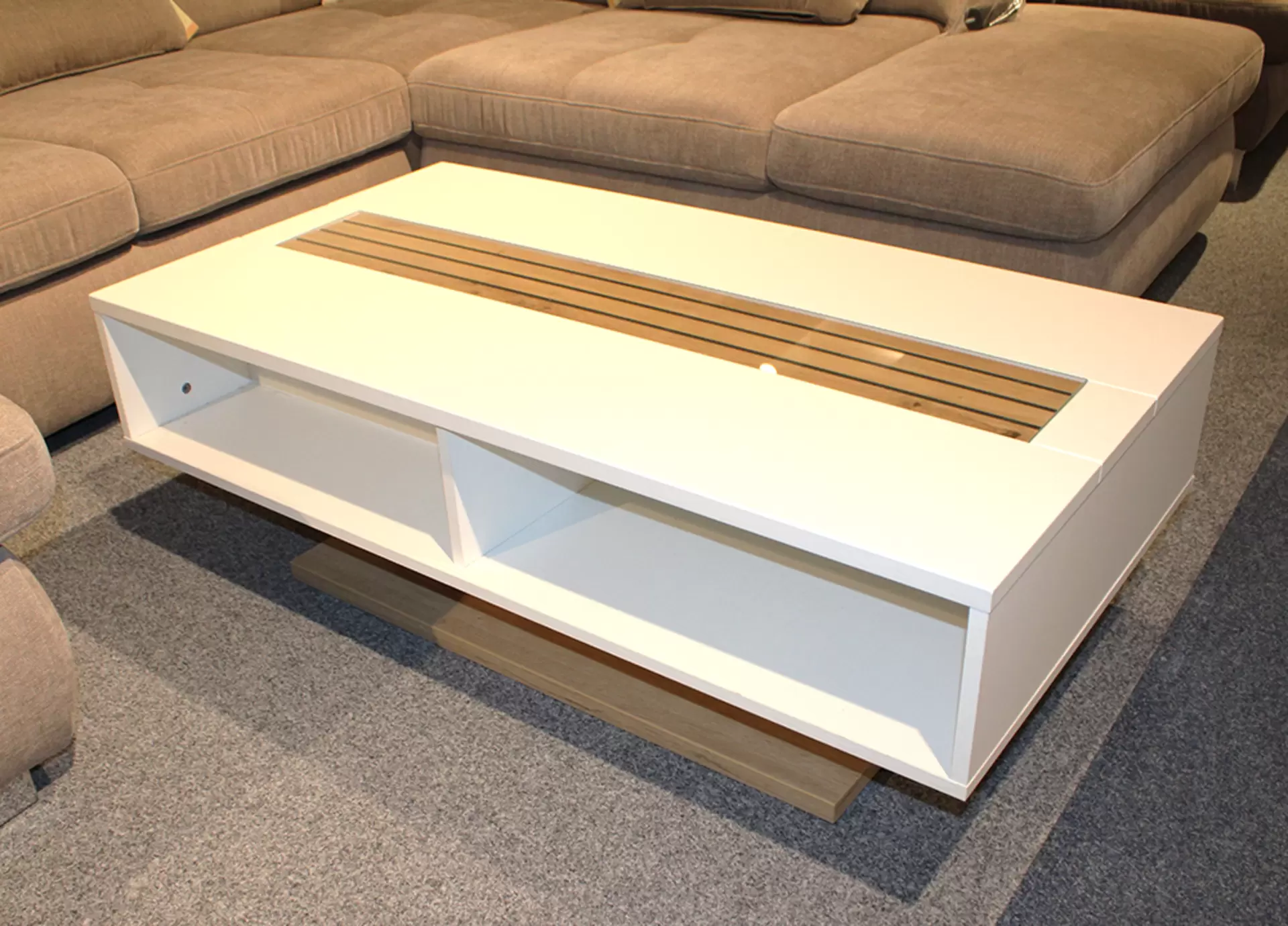 Der Couchtisch FRESNO von Wohn-Concept mit weißem Lack und Holzfurnier