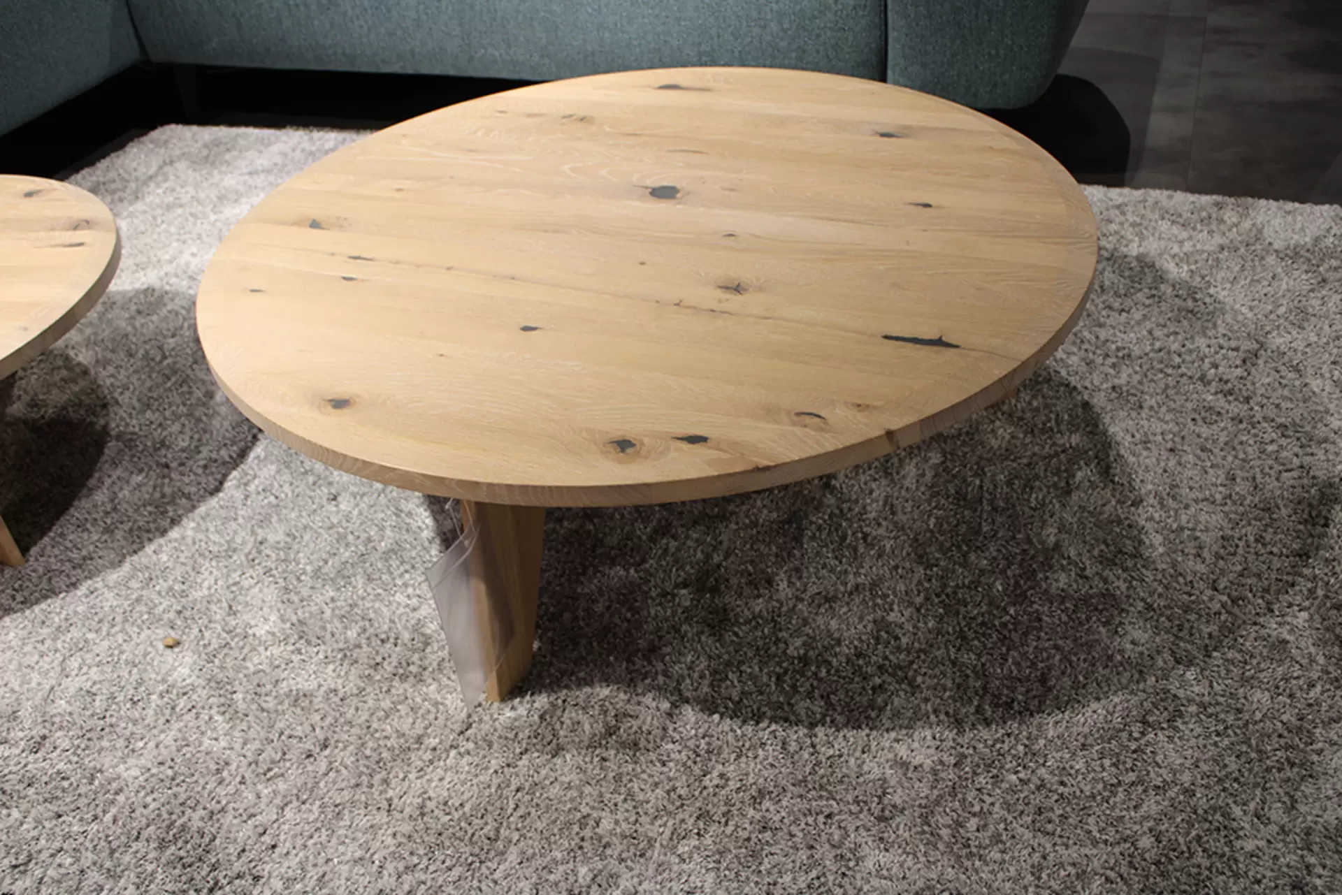 Der Couchtisch UR von Team 7 aus massiver Eiche rund