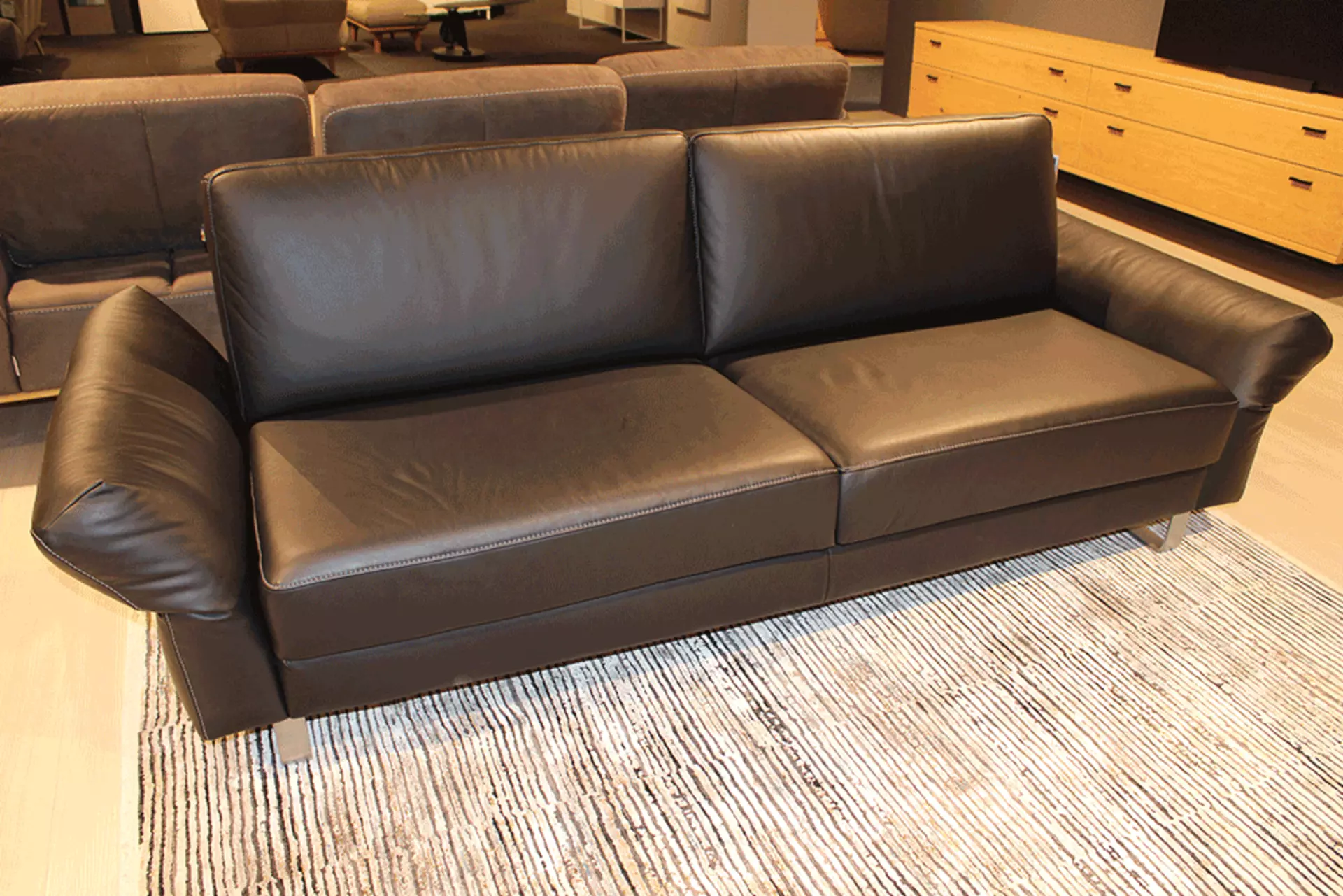 Eine Schwarze Polstergarnitur überzogen mit Leder