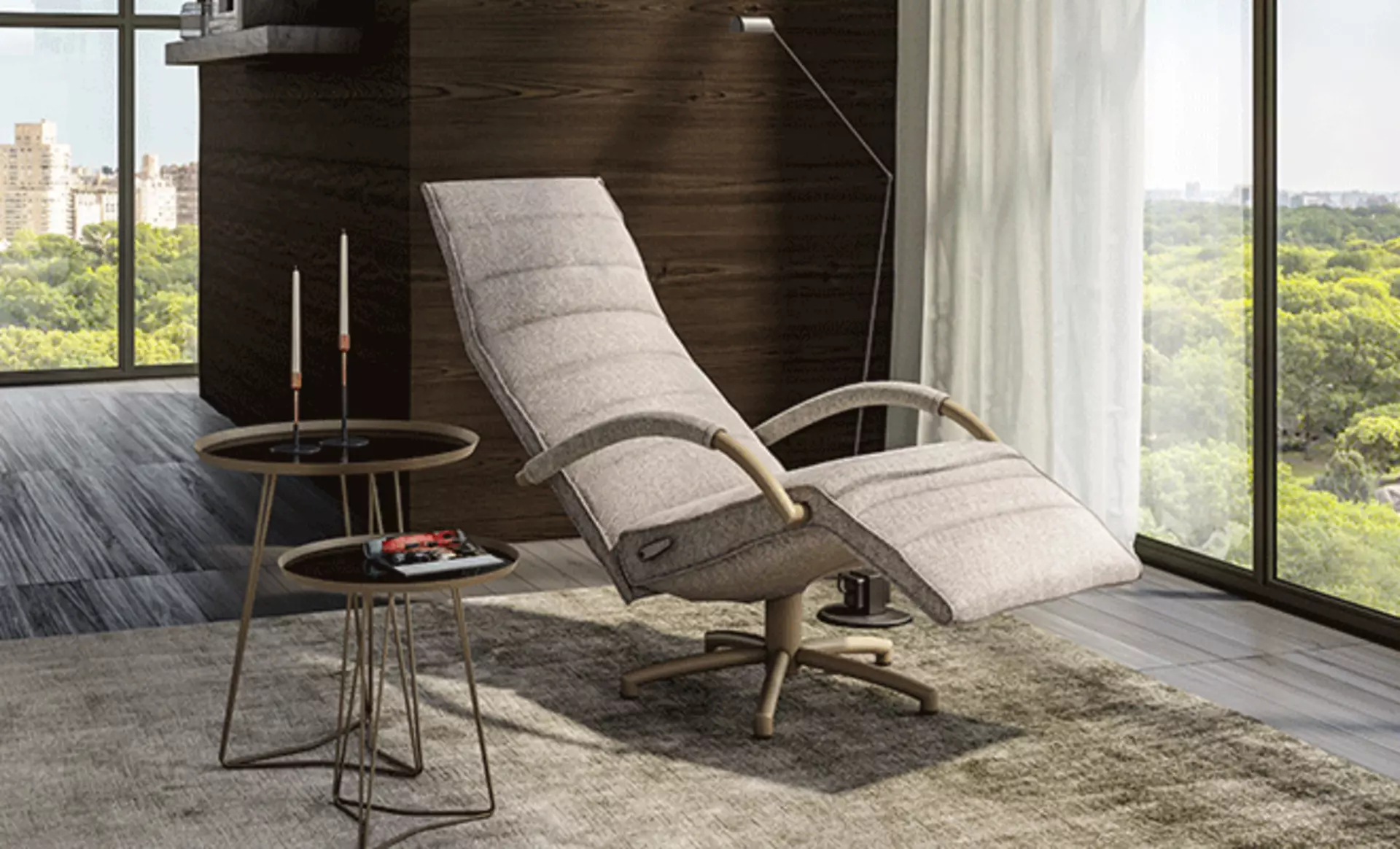 Relaxliege mit Armlehnen vor einer Fensterfront stehend