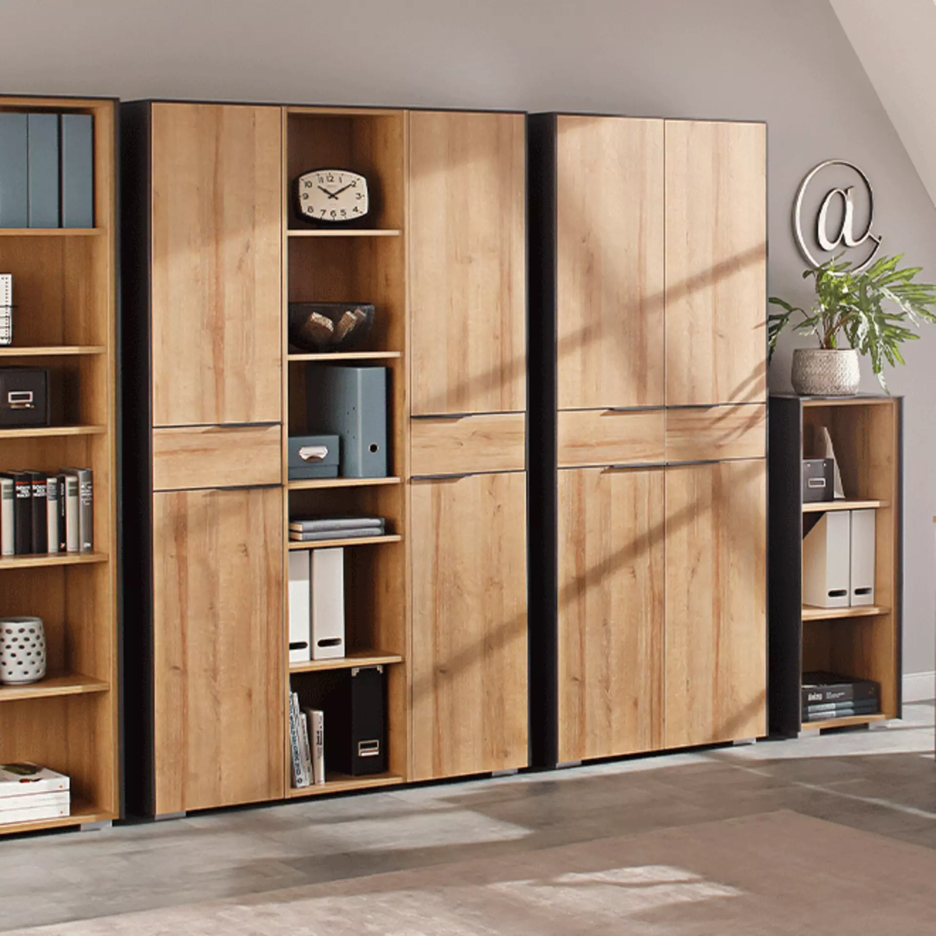 Aktenschränke und Regale für viel Stauraum im Büro