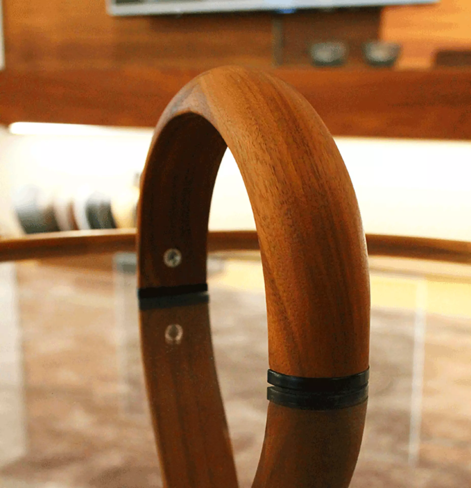 Schönes Holzdetail am Up Coffee Beistelltisch