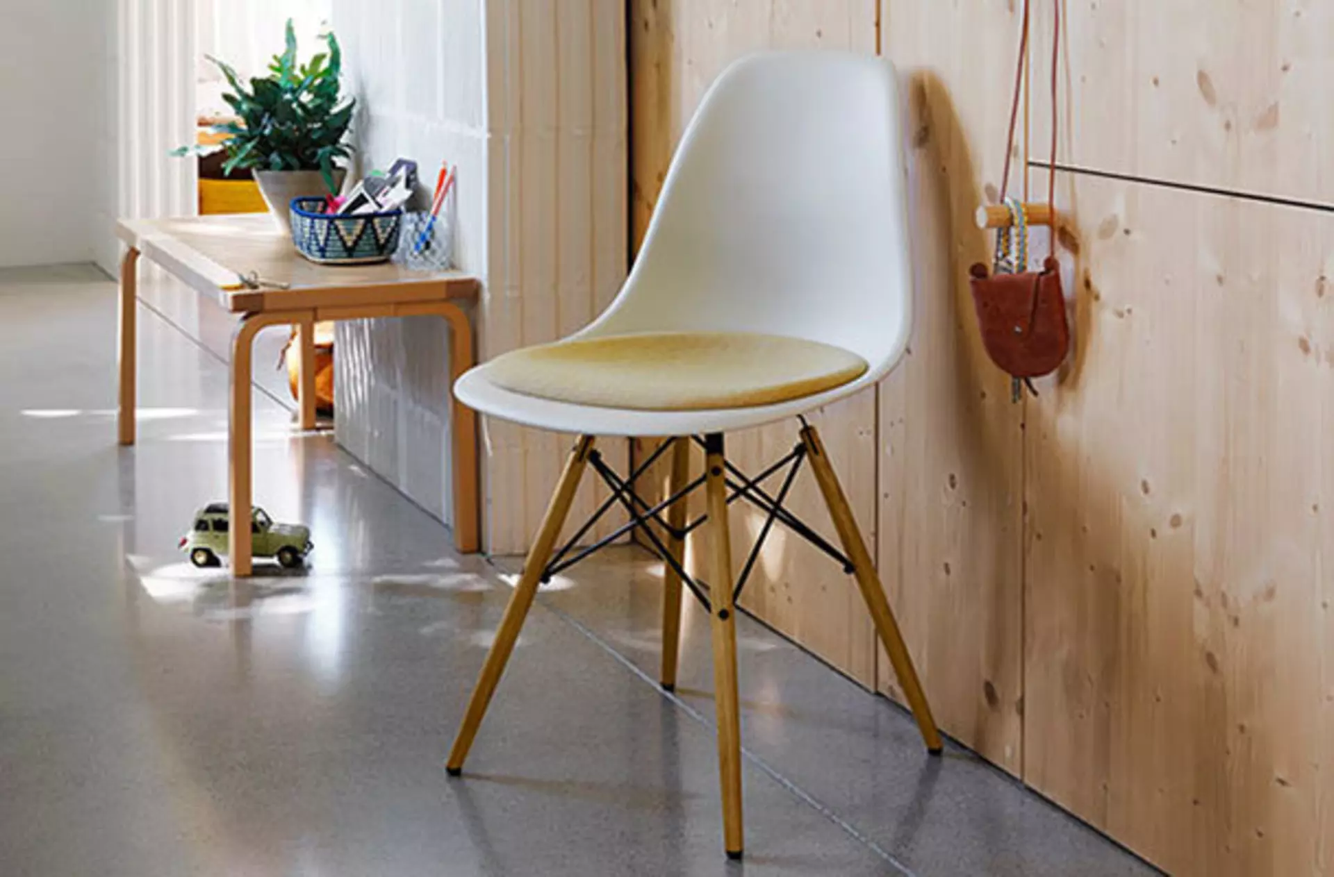 Vitra Plastic Chair mit Sitzpolster