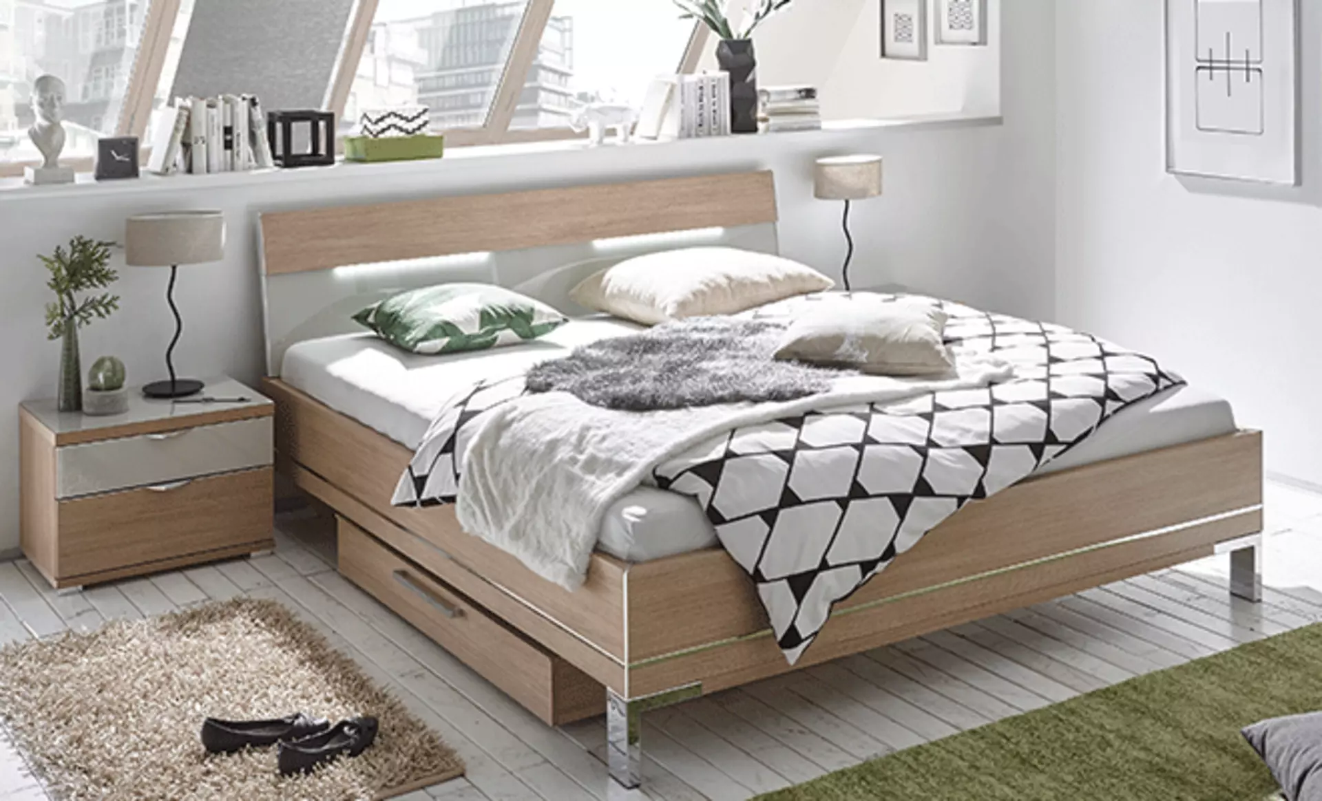 Bett in einem hell eingerichtetem Schlafzimmer