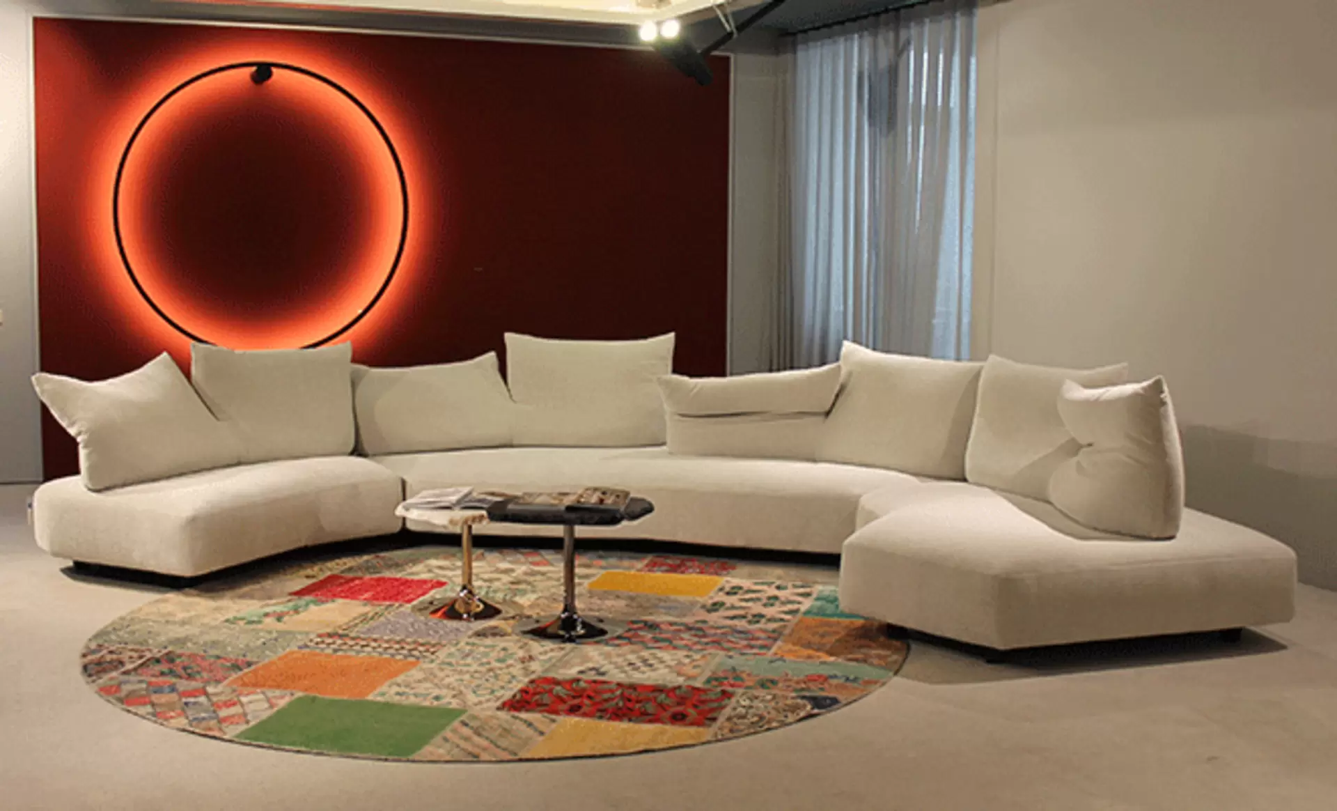 Das Edra Designsofa in heller Stoffausführung in der Ausstellung bei interni by inhofer