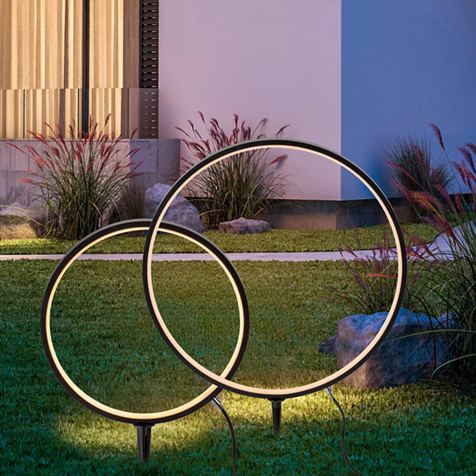 Die Just Light Ring-Gartenleuchten Zirkulu in einem schönen Vorgarten präsentiert