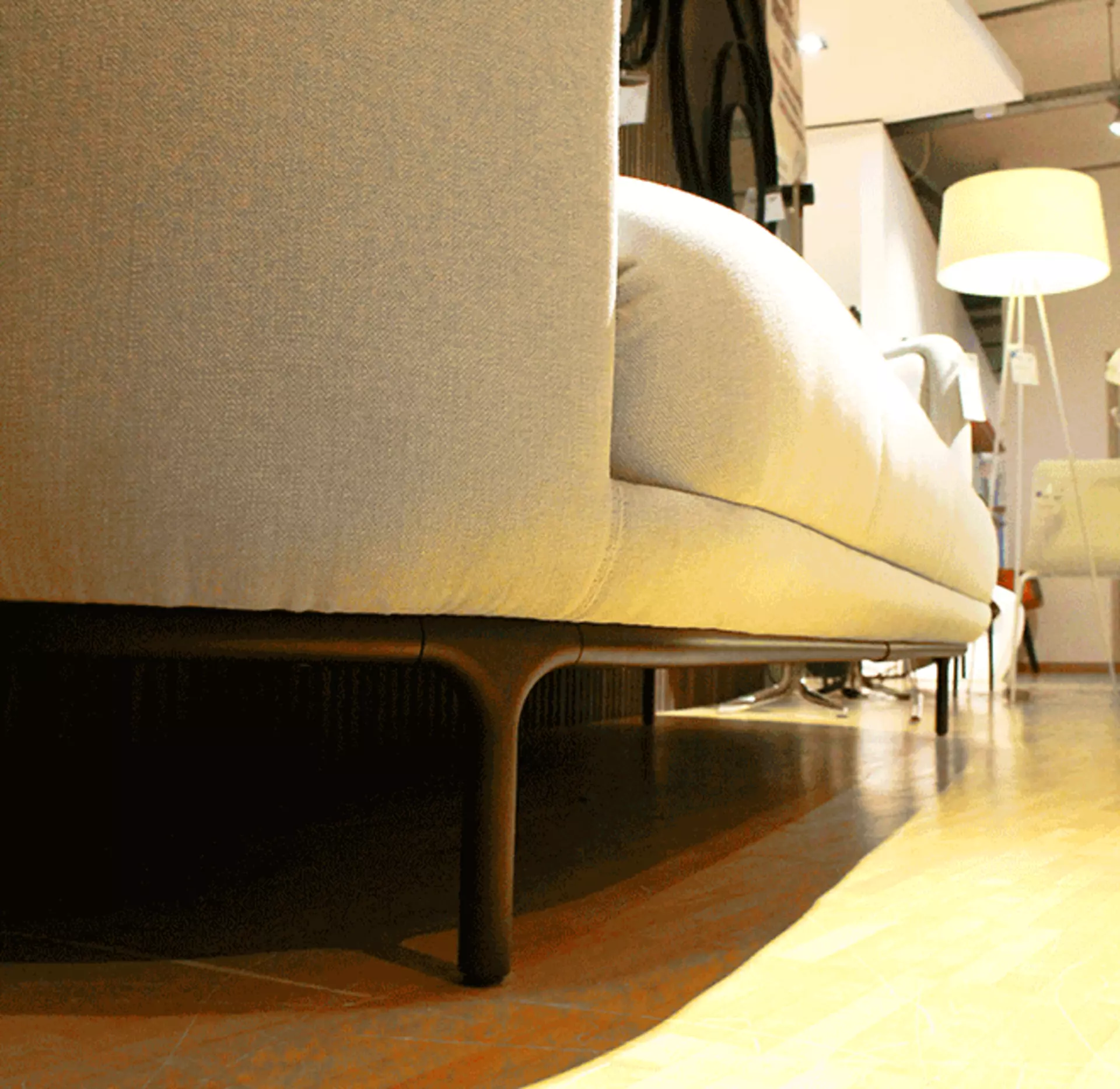 Schlanke Beine als besonderes Detail des Vuelta Sofas