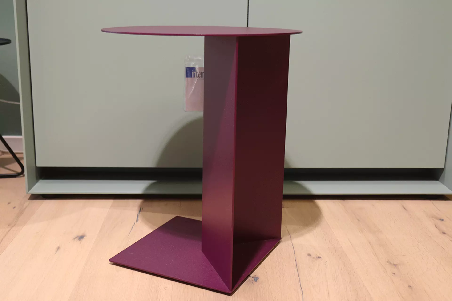 Der Forma Beistelltisch von Möller Design in PurPurviolett ausgestellt bei interni by inhofer