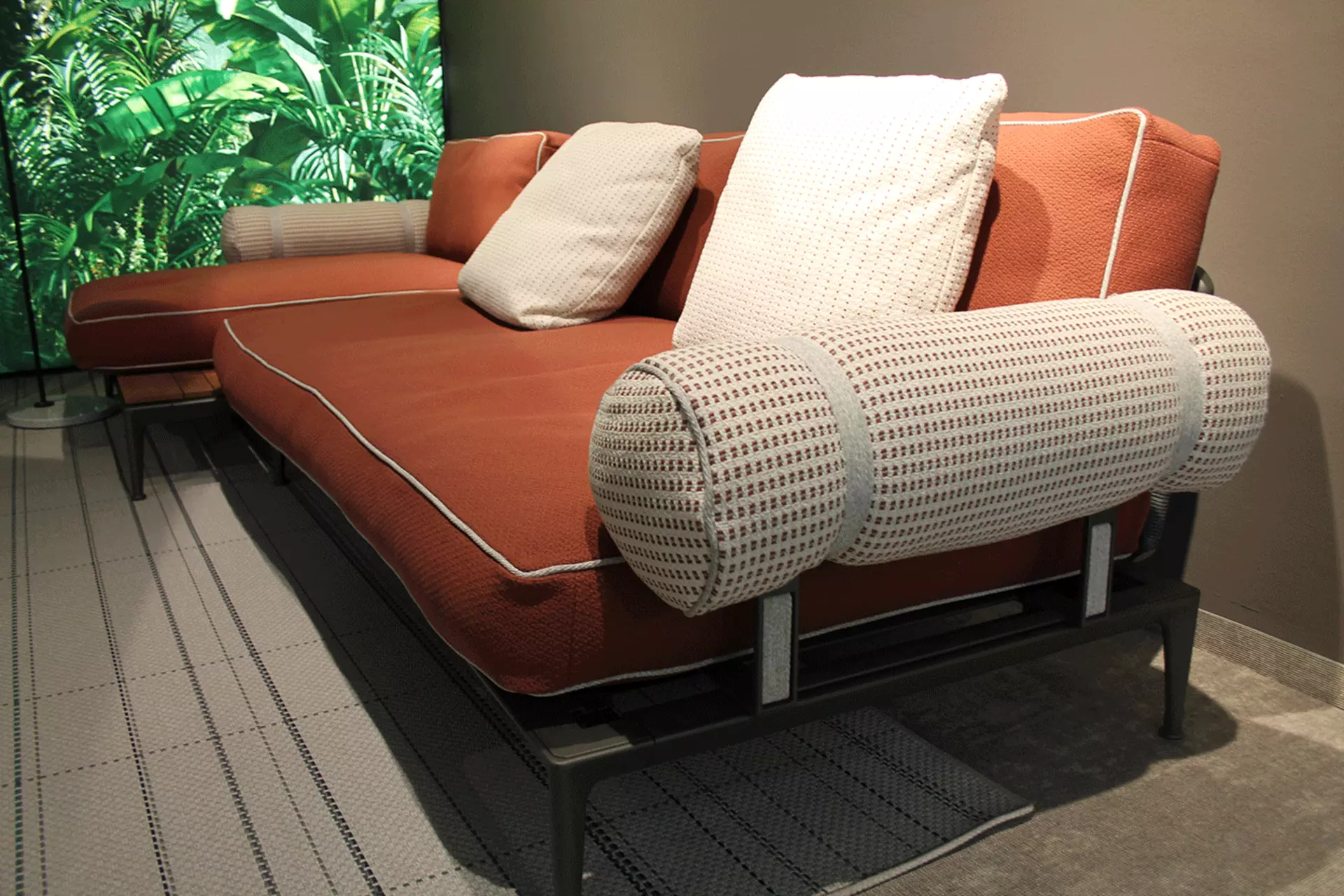 Das Outdoor Sofa Robes von der Seite