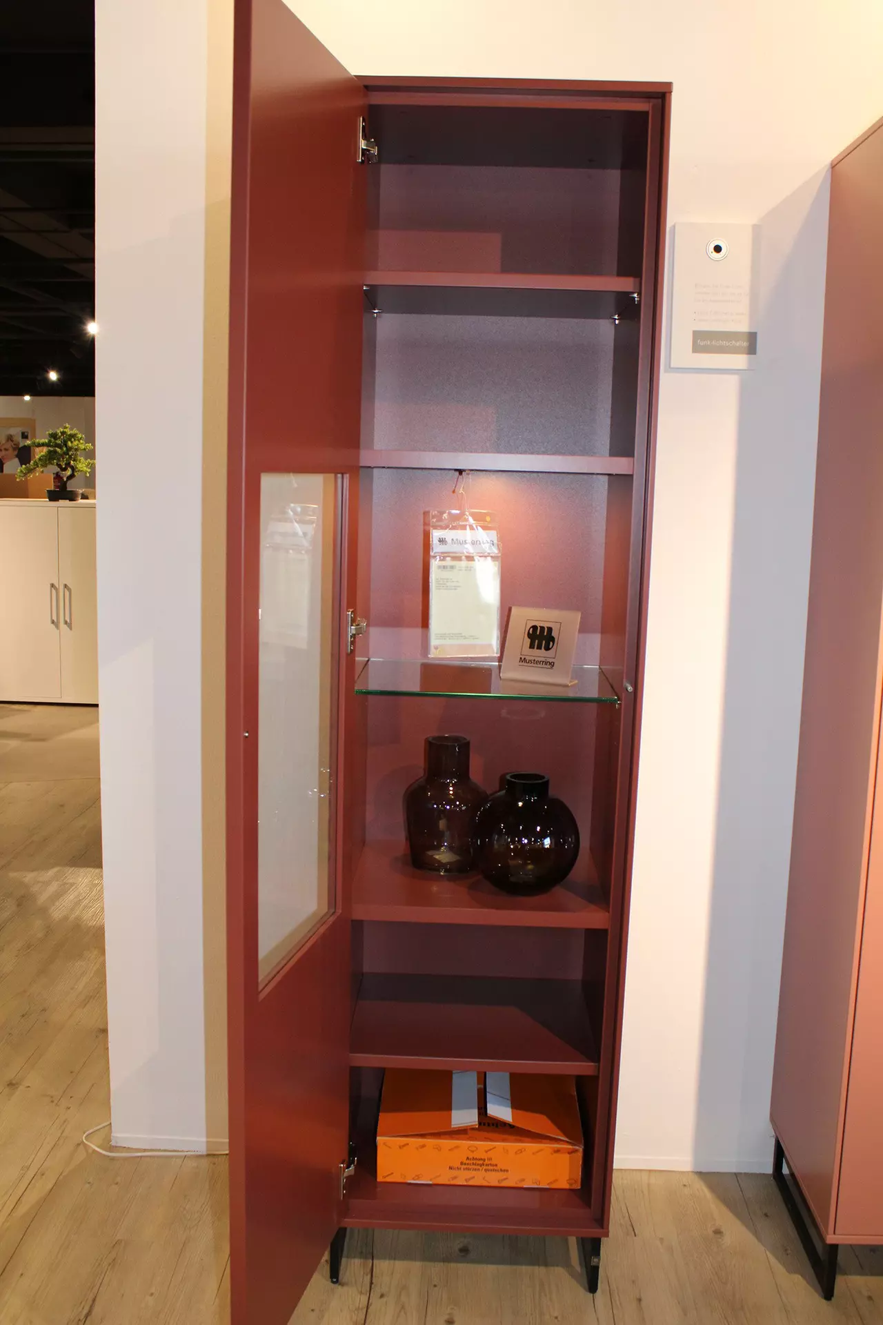Vitrine KARA FRAME geöffnet