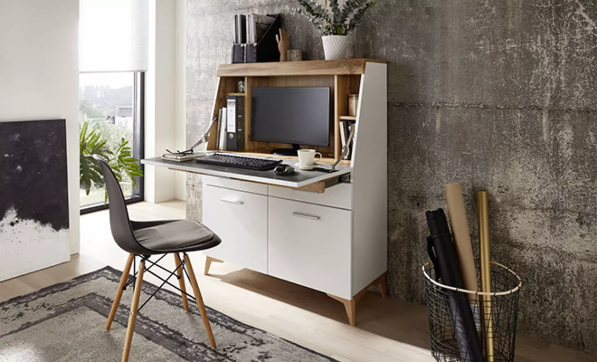 Weiße Sekretäre als tisch für einen Rechner