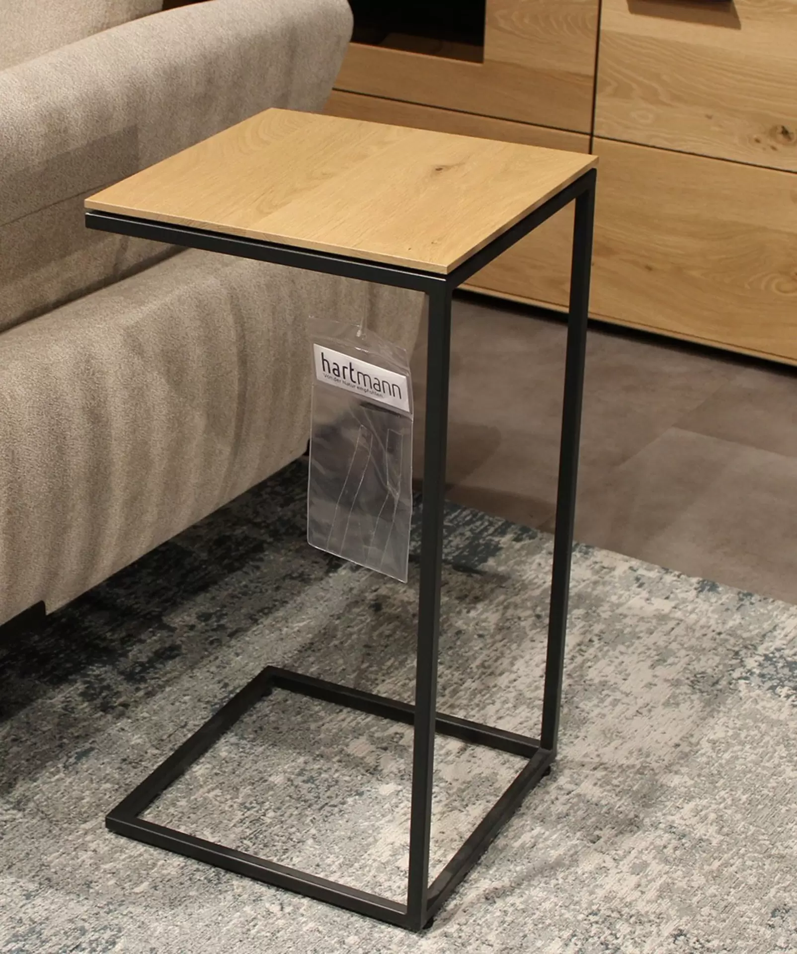 Beistelltisch mit Holzplatte und schwarzes Metallgestell