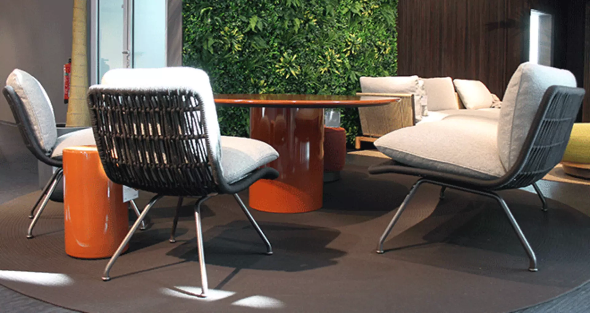 Pettie Cord Sofa und Rayan Couchtisch von Minotti