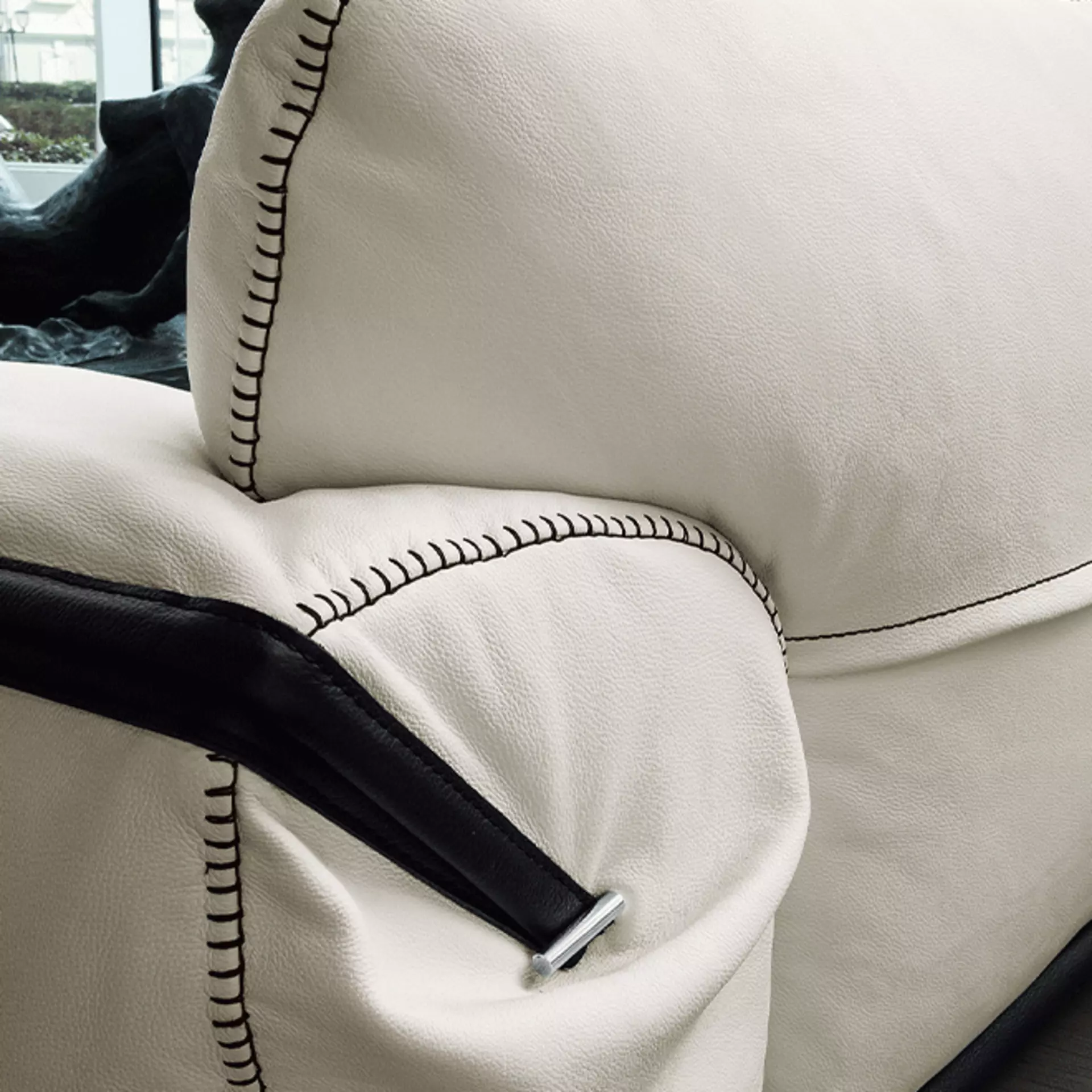 Hochwertiges Leder und besondere Details bei Gamma-Sofas