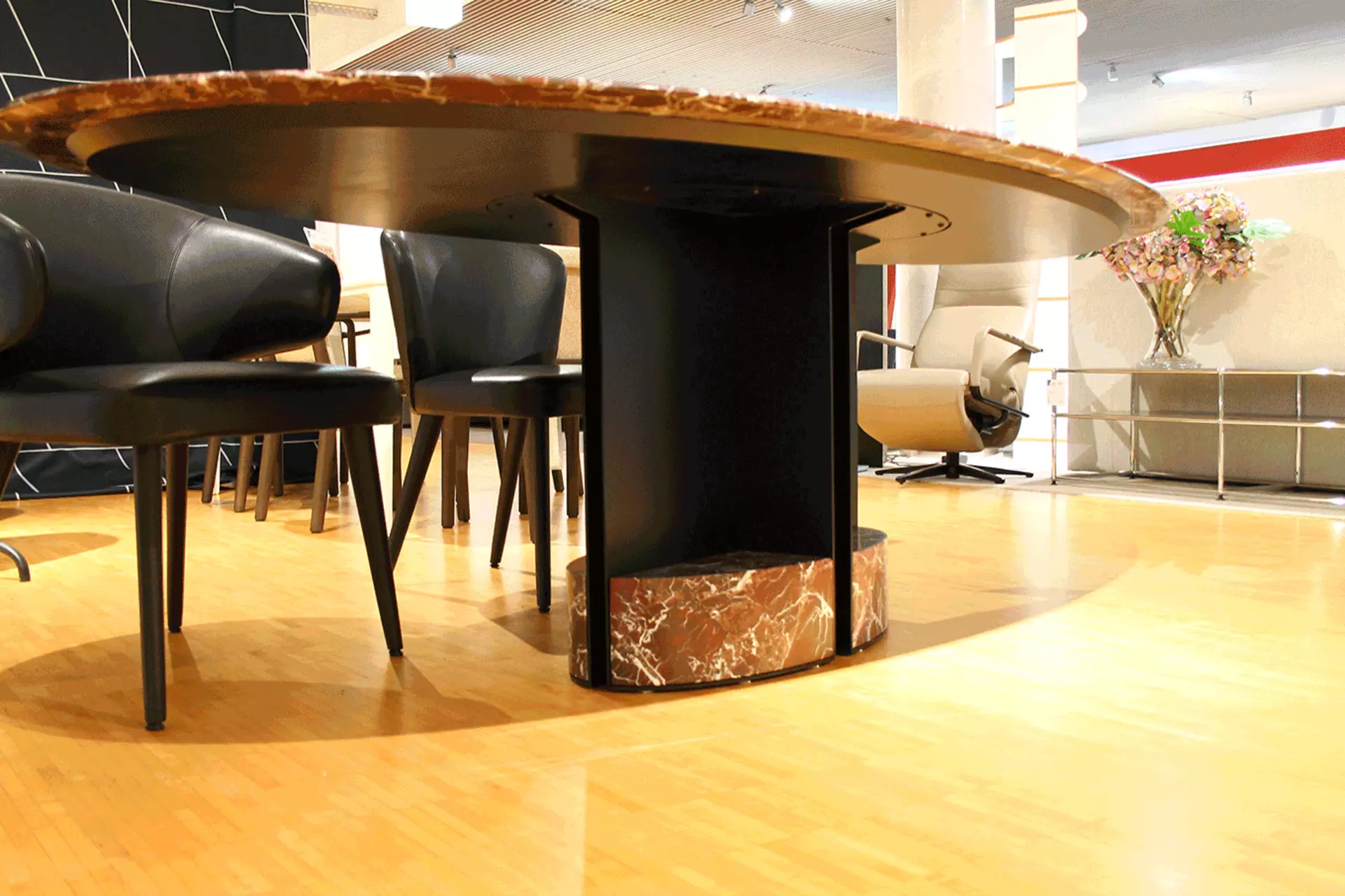 Der T13 Esstisch von unten