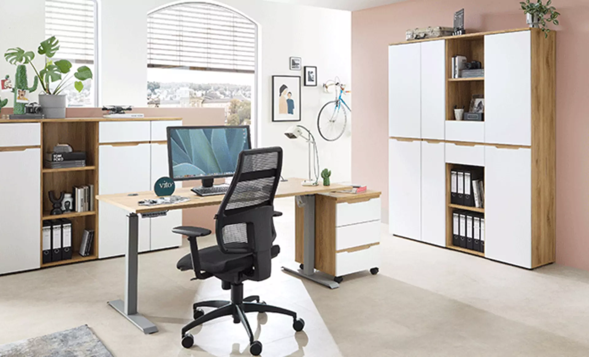 Arbeitszimmer mit hellen Farben und ergonomischem Bürostuhl 