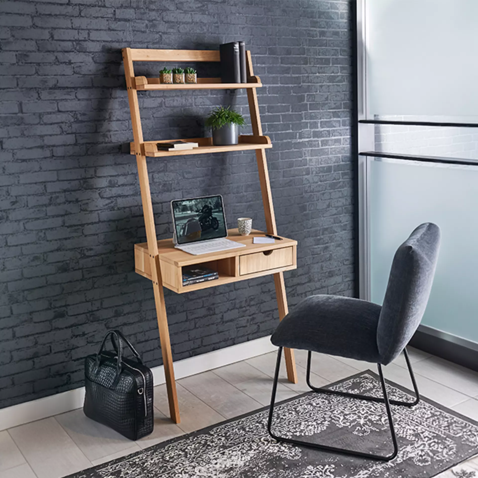 Casavanti Anlehnschreibtisch aus massivem Holz. perfekt geeignet für kleine Wohnzimmer