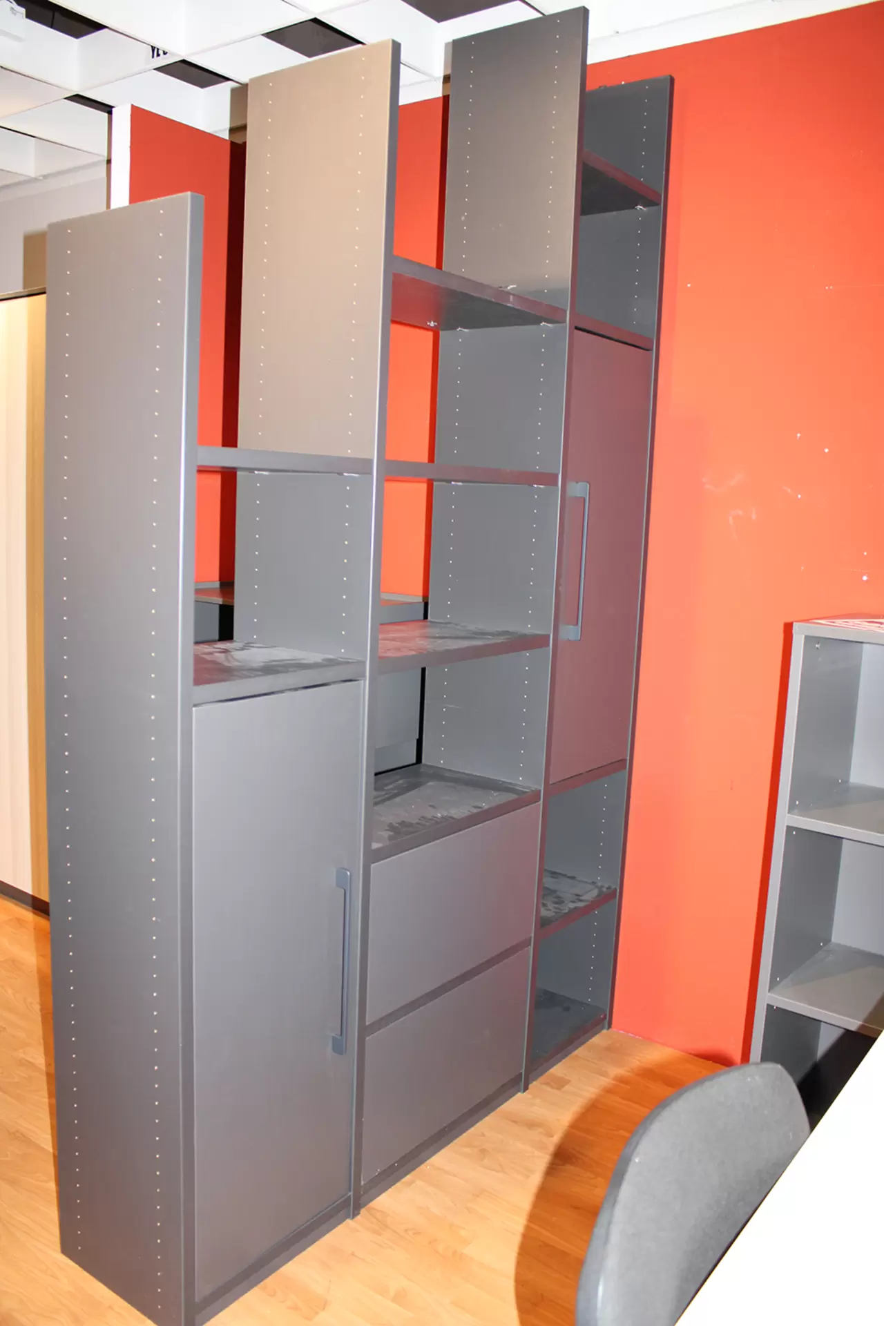 Die Bürostollenwand von Röhr-Bush in Anthrazit