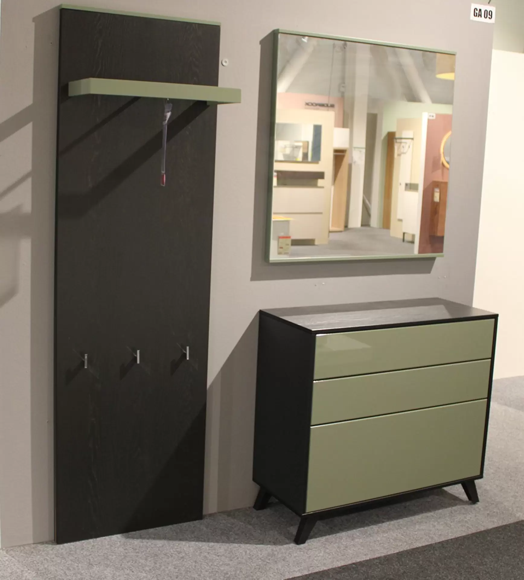 Die Garderobe ALEA in Schwarz/Grün