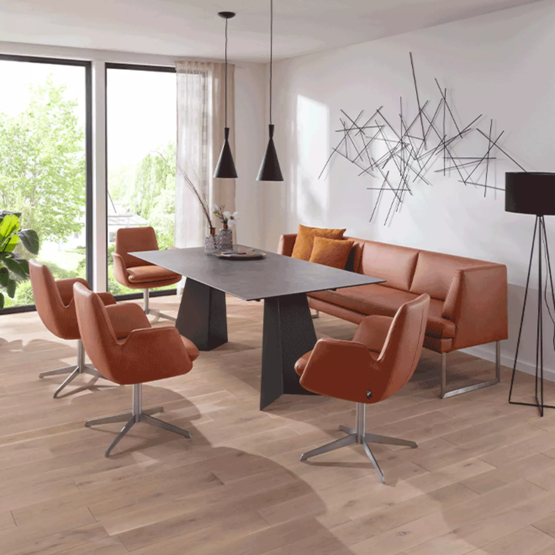 Kombination aus Stühlen und Sitzbank zu Statement-Tisch