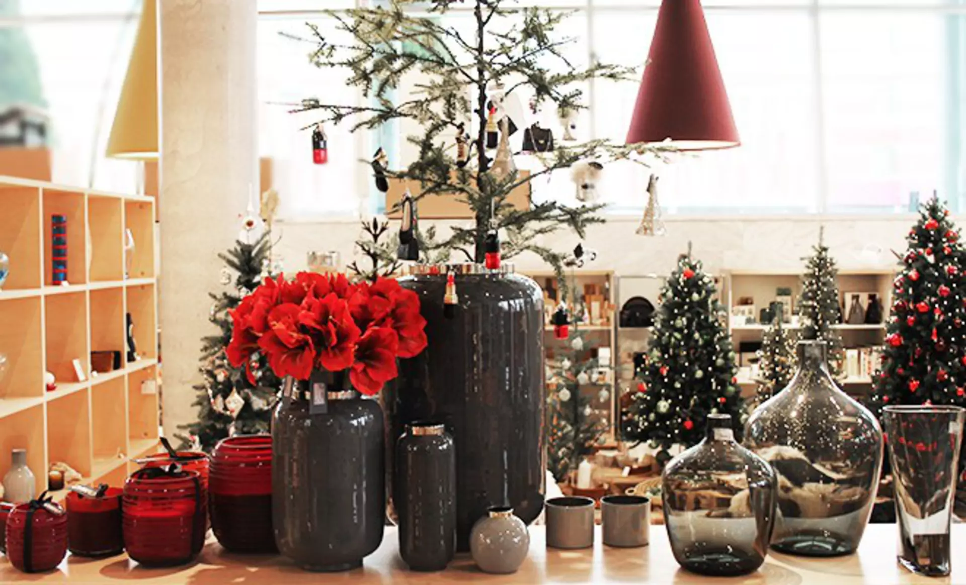 Weihnachtliches Rot und edles Anthrazit -  stilvolle Deko zum Jahreswechsel