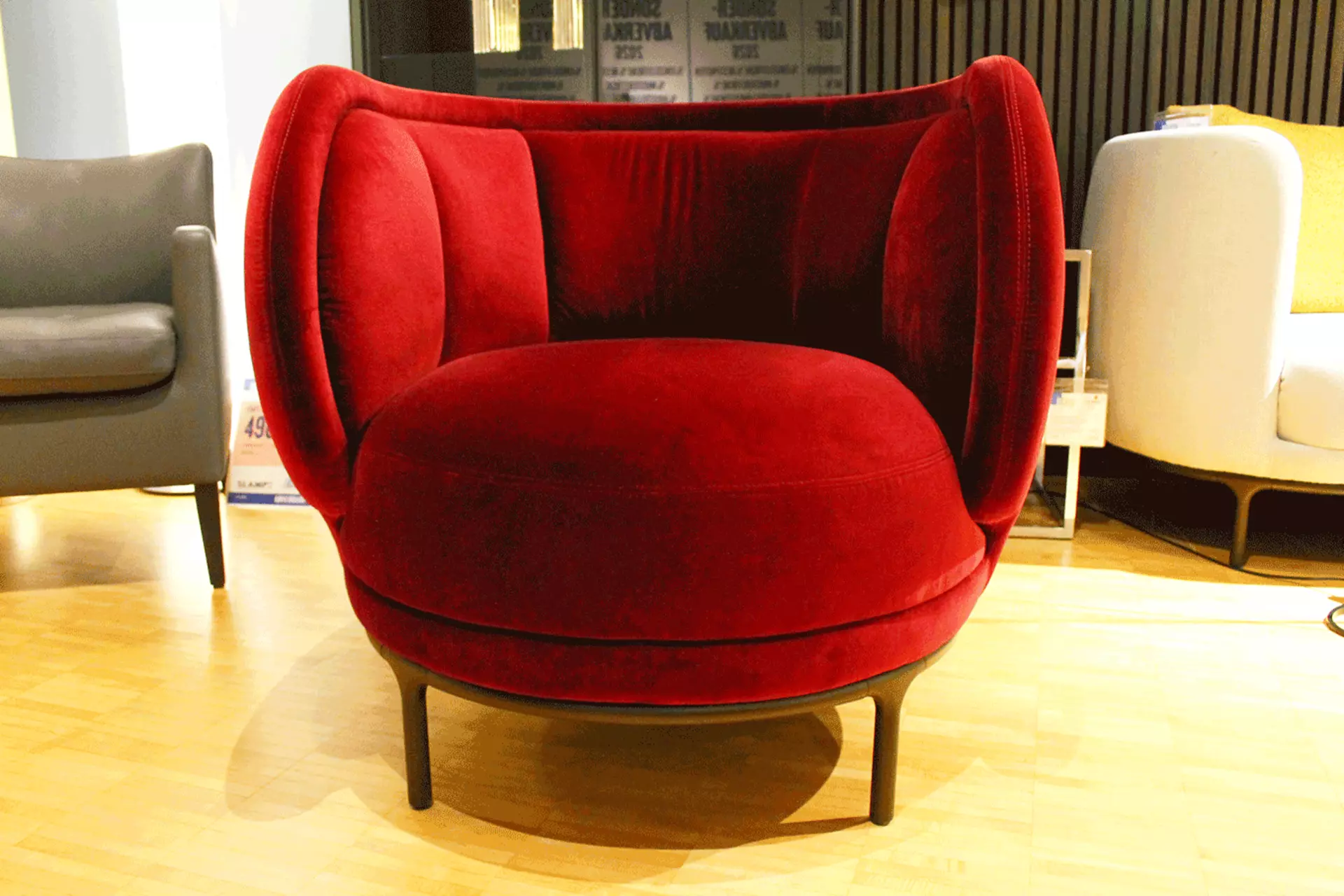 Der runde Sessel Vuelta von Wittmann in rotem Samtbezug