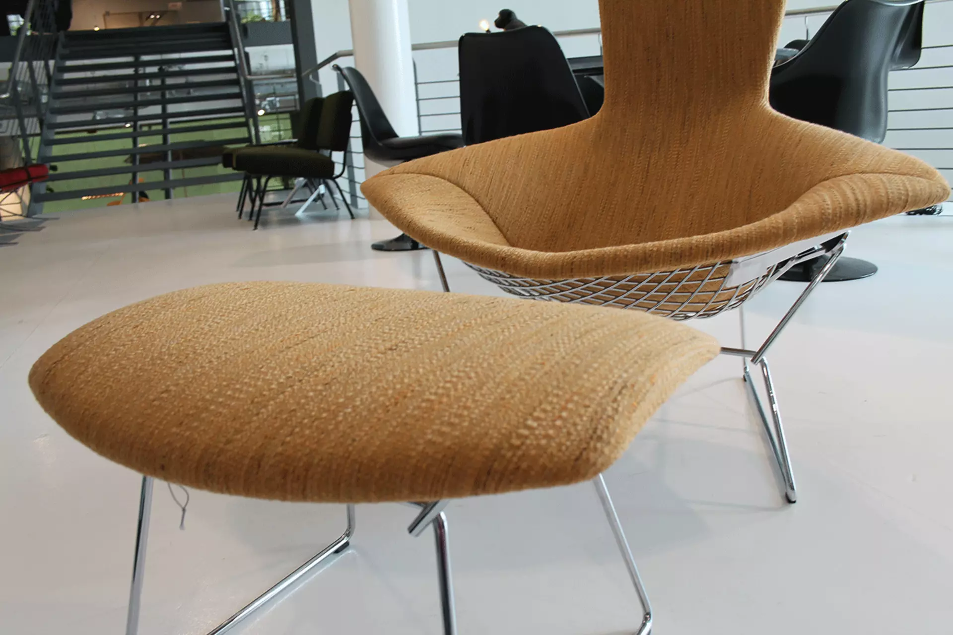 Der Hocker des Bertoia Sessels im Detail