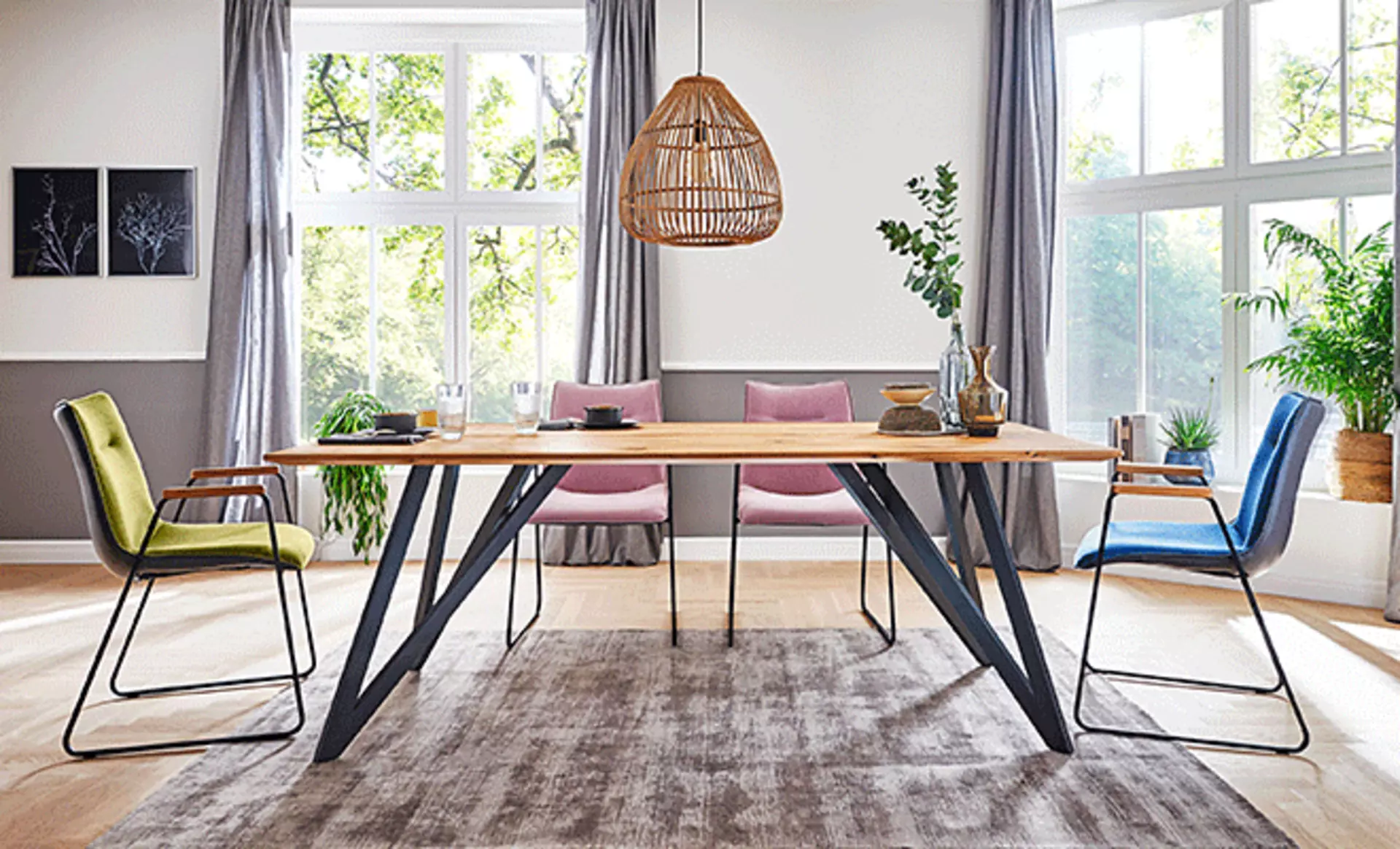 Esstisch aus Holz mit Farbenfrohen Stühlen