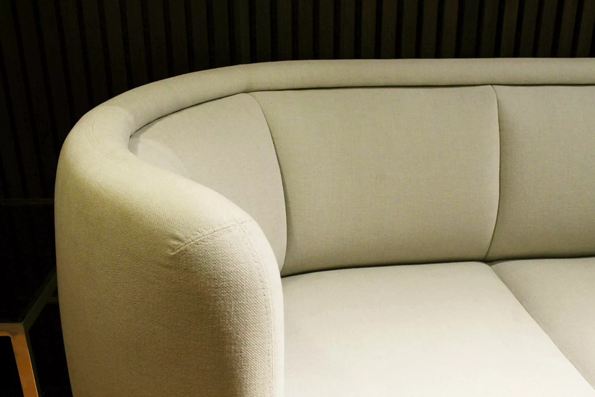 Die gerundete Rückenlehne des Wittmann Vuelta Sofas